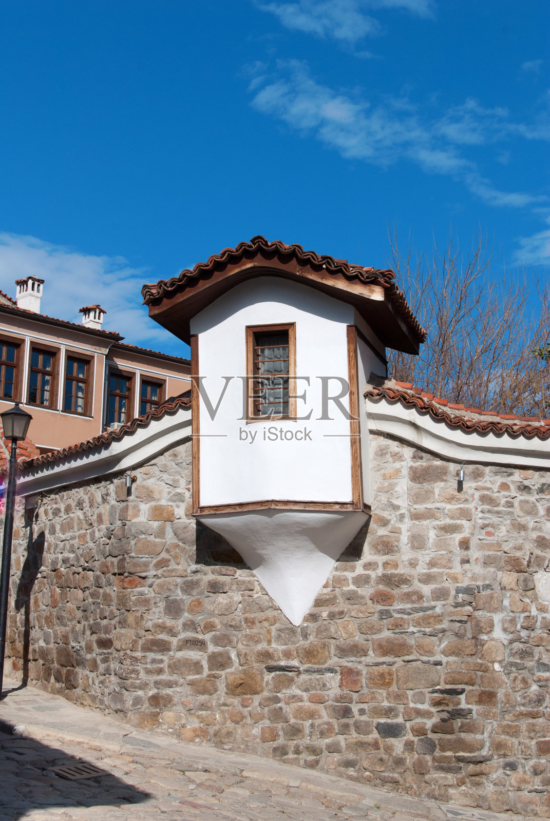 古老的小房子在石墙上照片摄影图片