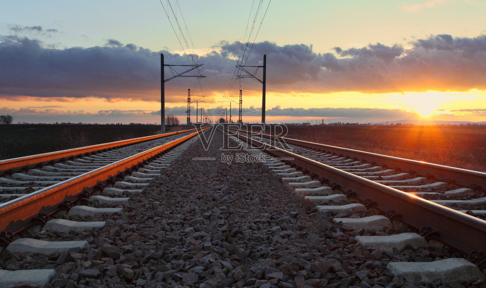 日落时的铁路，有太阳和线路照片摄影图片