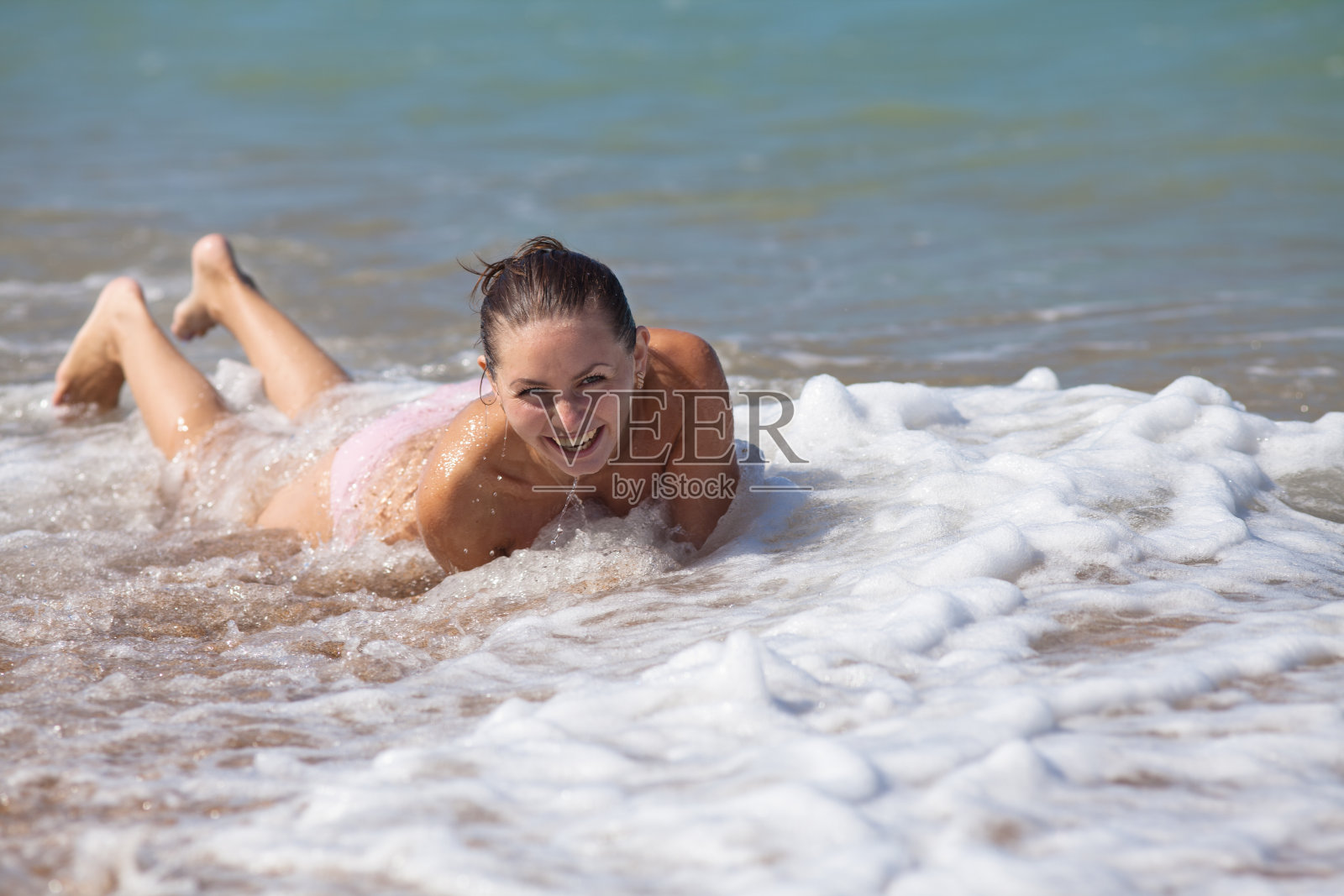 海中迷人的女孩照片摄影图片