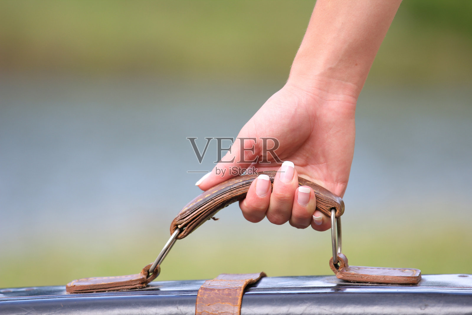 拿着手提箱的女人的手照片摄影图片