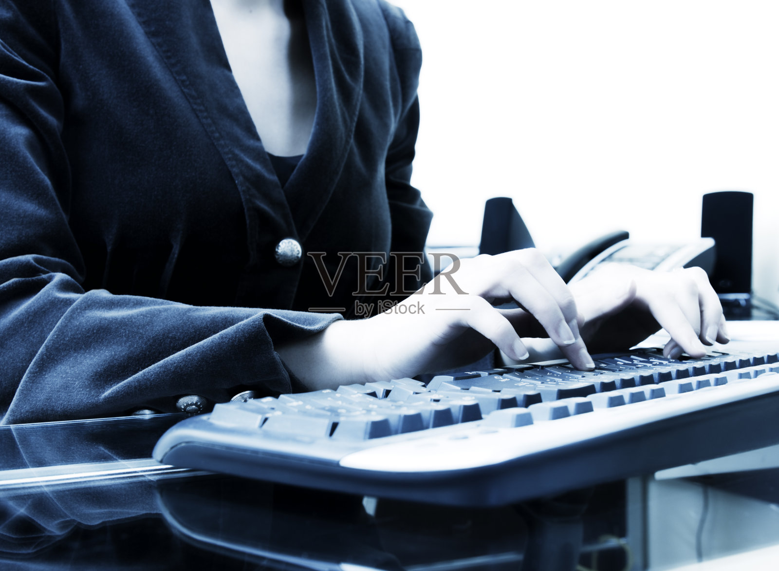 在商务办公室工作的女人照片摄影图片