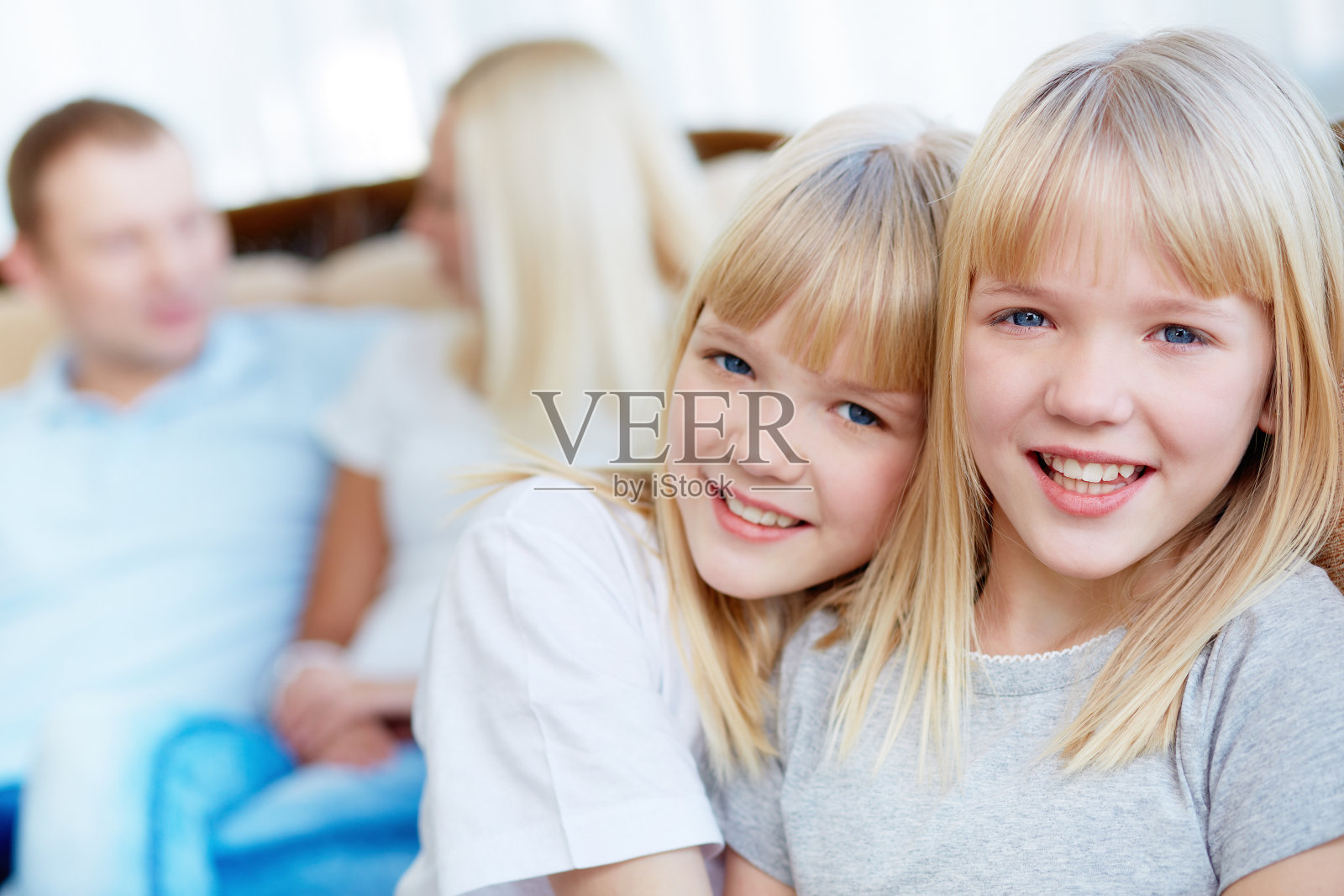 深情的双胞胎照片摄影图片