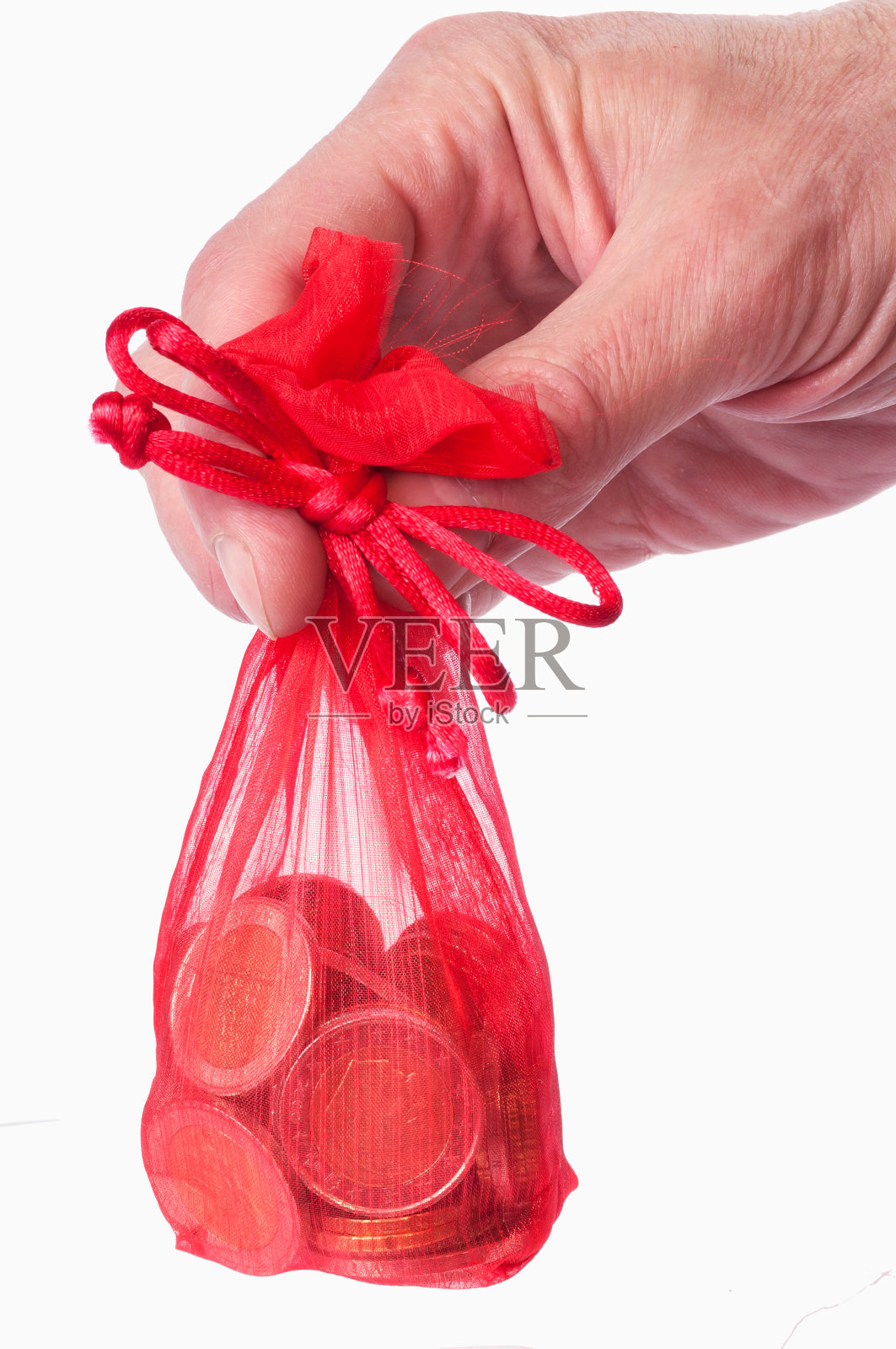 手持装有欧元硬币的红色袋子照片摄影图片