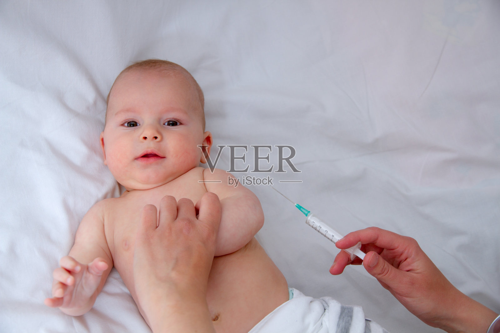 小宝贝打一针照片摄影图片