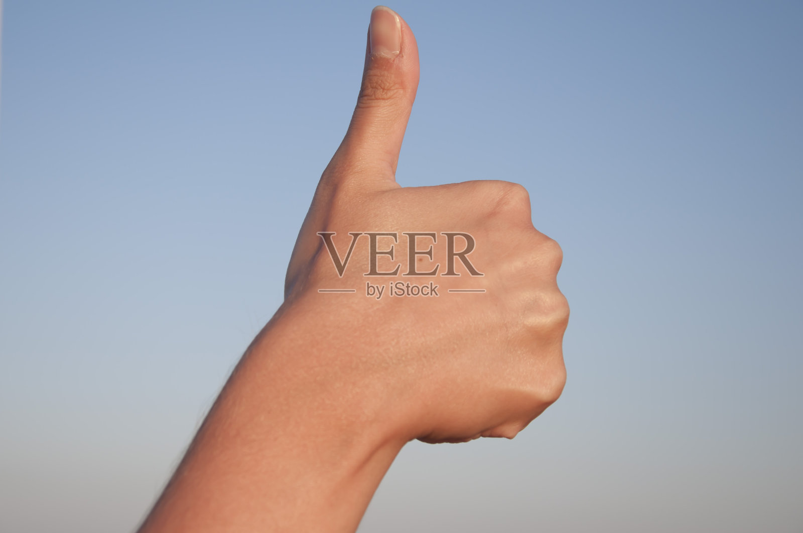 手势语孤立在天空照片摄影图片