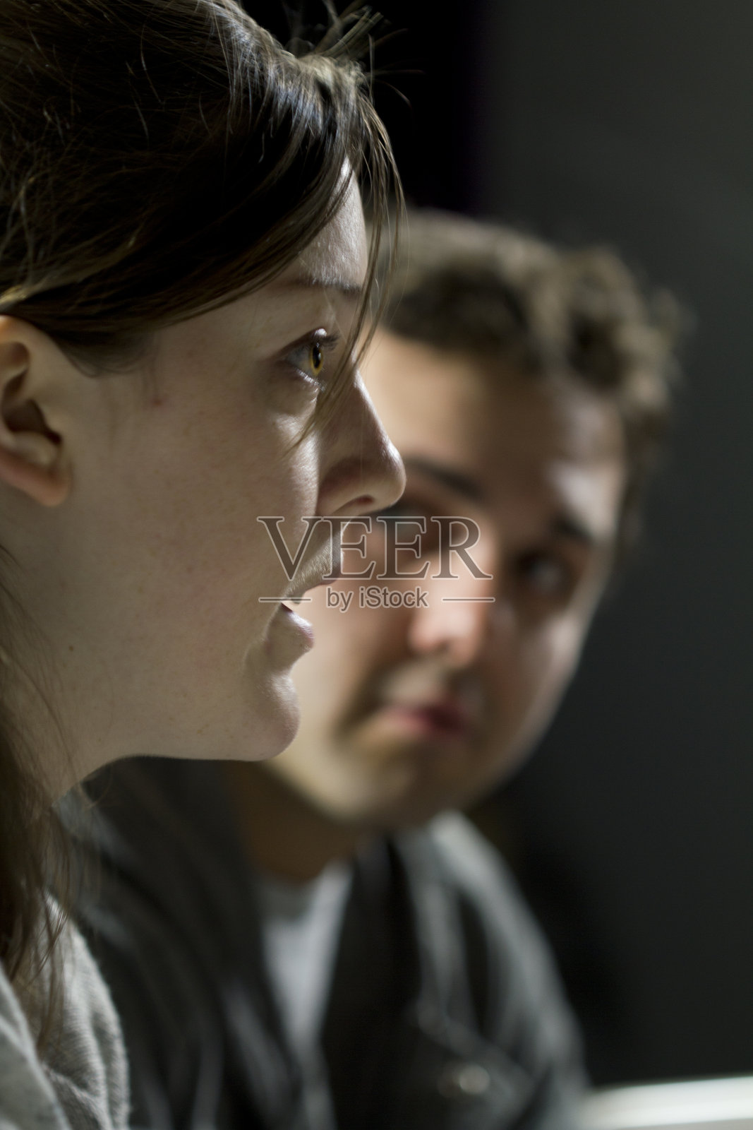 年轻女子在互助小组作证照片摄影图片