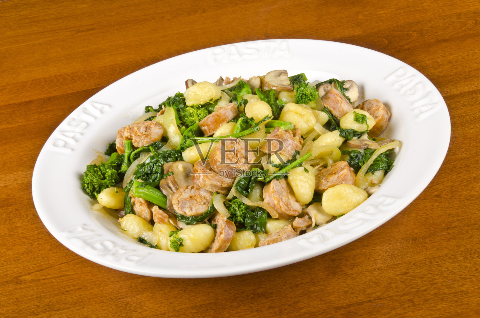 意大利饺子配意大利香肠和拉皮尼照片摄影图片