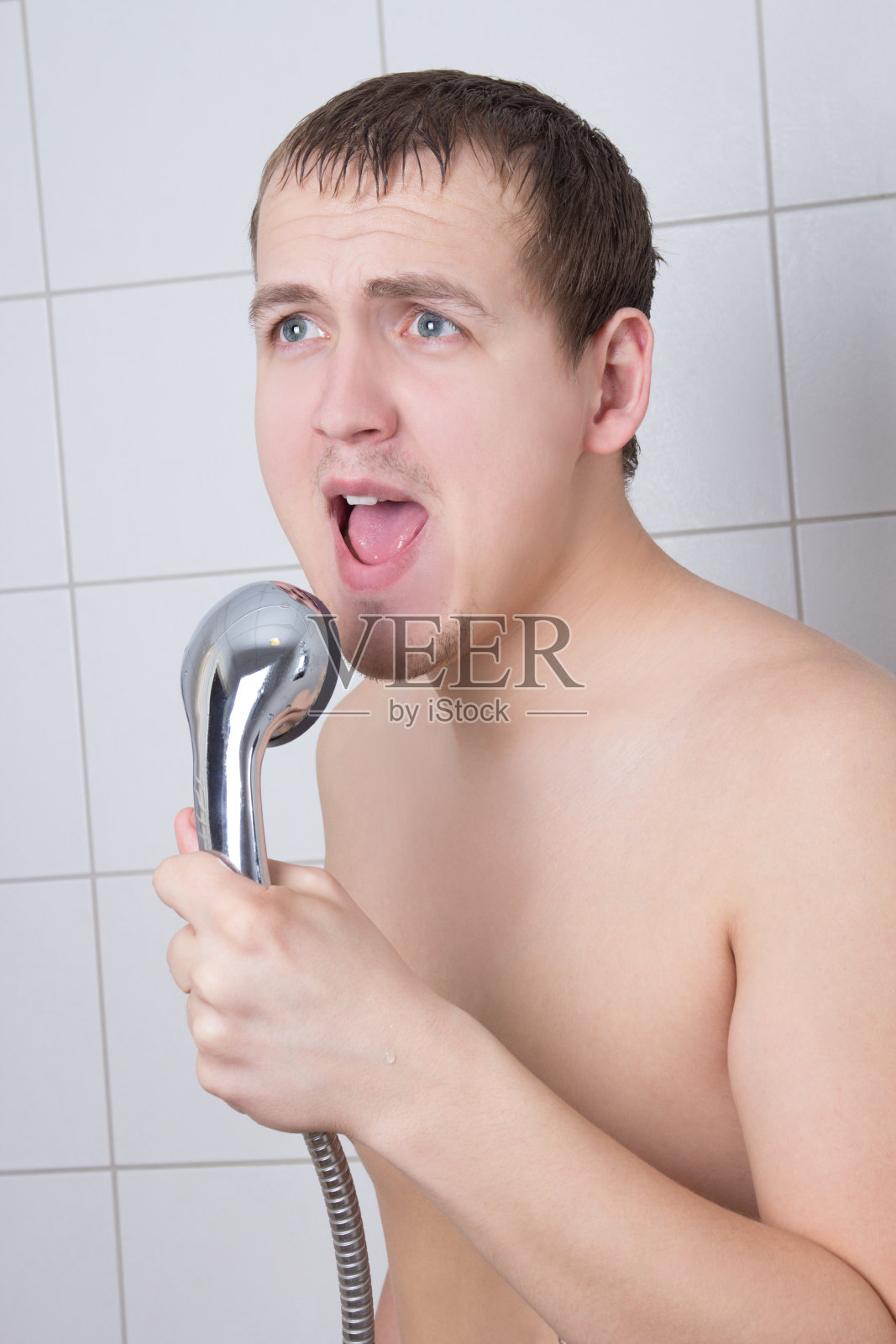 年轻人在淋浴时唱歌照片摄影图片