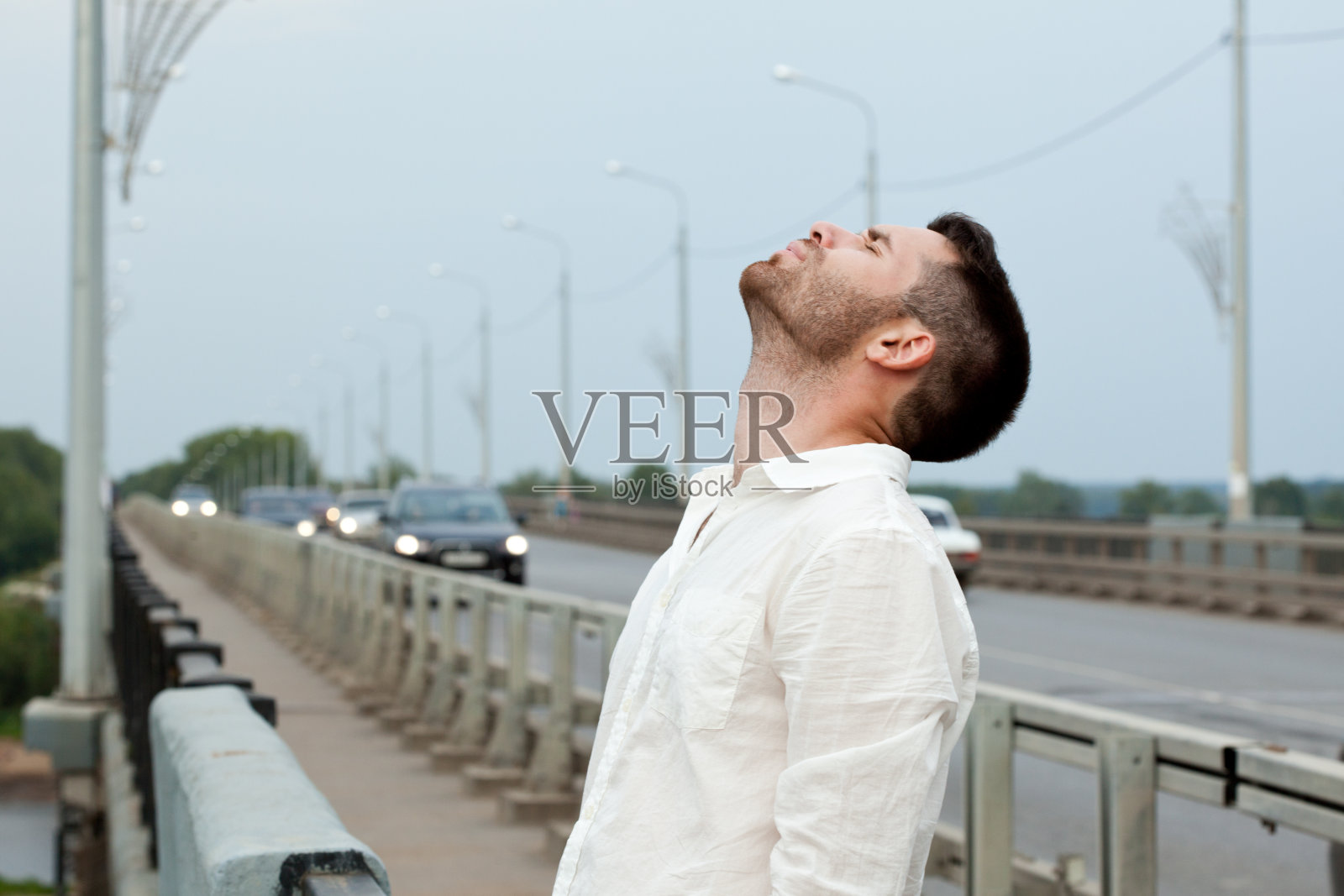 累了可爱的男人肖像站在桥上照片摄影图片