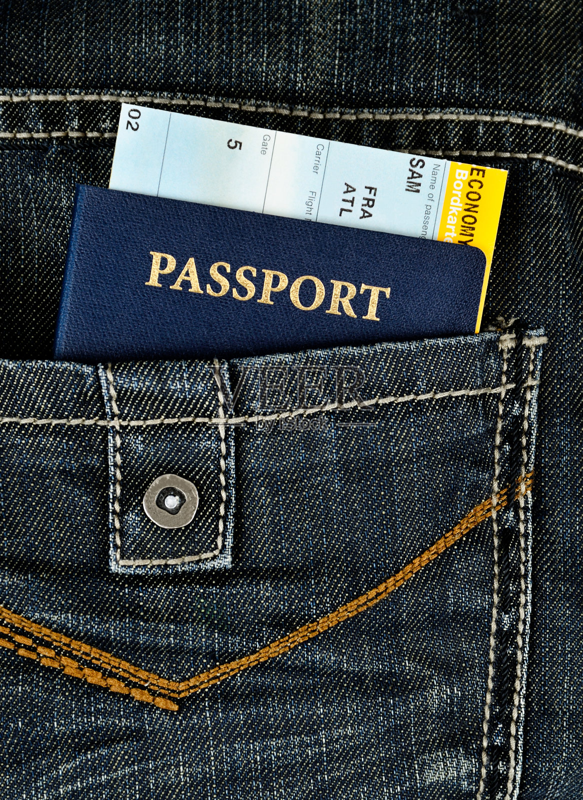 护照和登机牌，穿着牛仔裤照片摄影图片