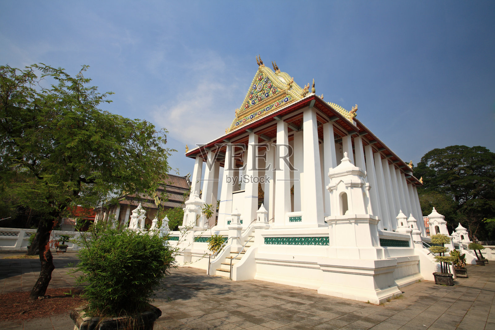 诺萨武里的蓝天映衬下的chalalerm Prakiat神庙照片摄影图片