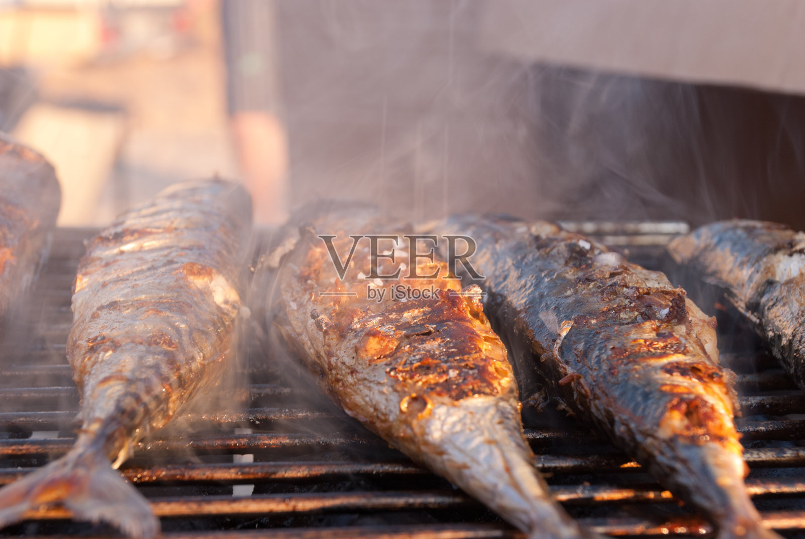 新鲜的鱼在海边烤照片摄影图片