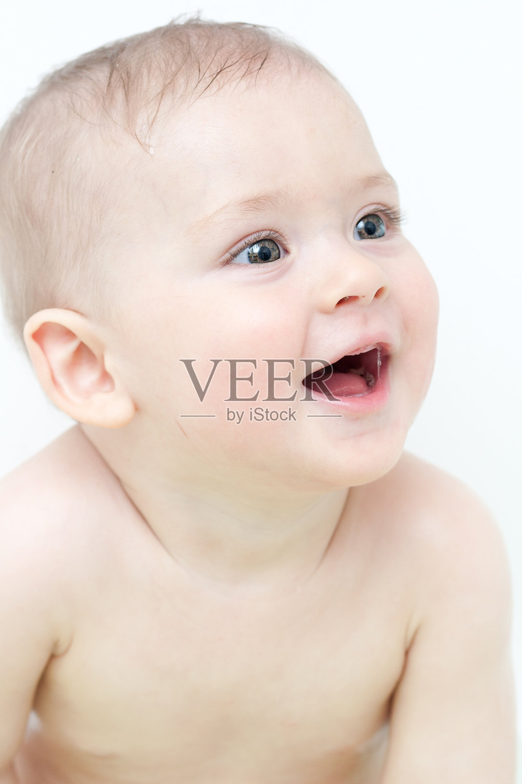 漂亮的小男孩带着幸福的微笑照片摄影图片