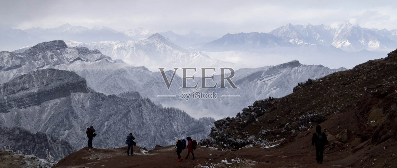 五名徒步者在牛北山看风景照片摄影图片