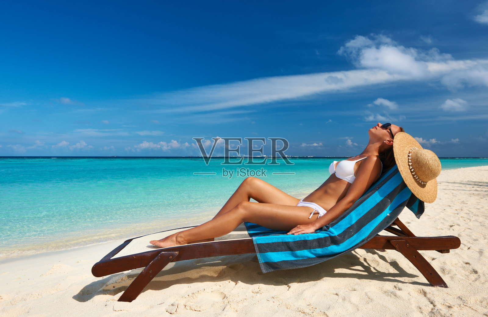 海滩上的年轻女子照片摄影图片