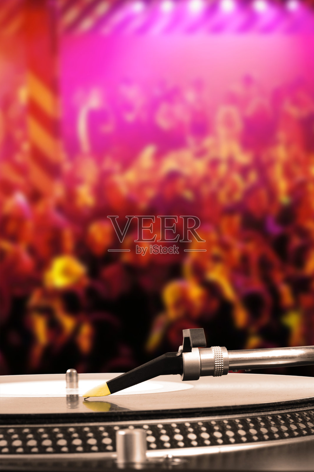 舞厅里有黑胶唱片的DJ转盘照片摄影图片