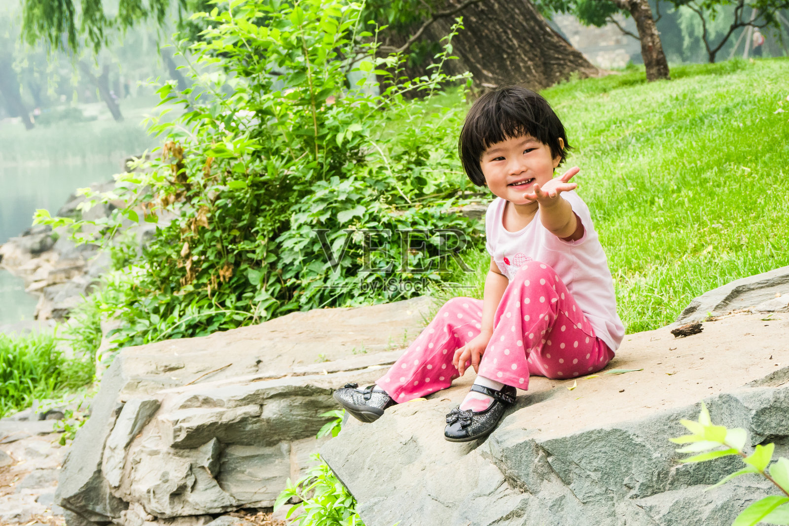 可爱的亚洲女孩表演照片摄影图片