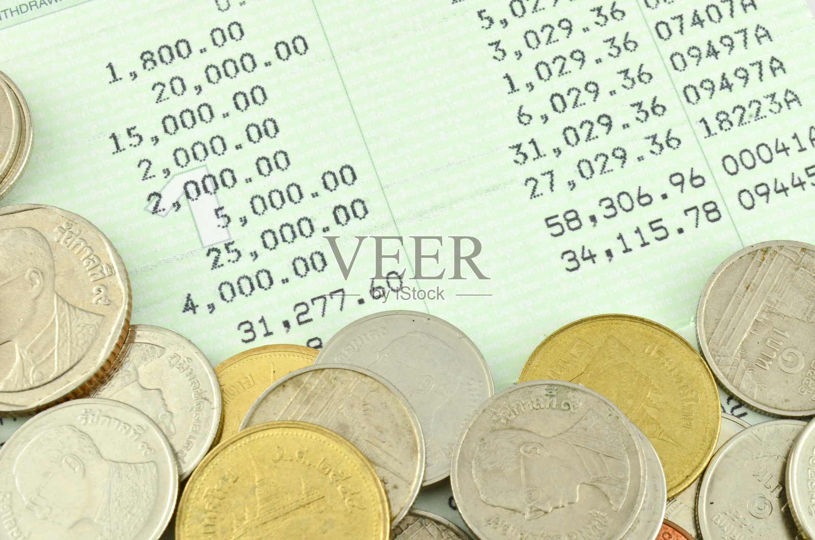 有泰国硬币的储蓄存折照片摄影图片