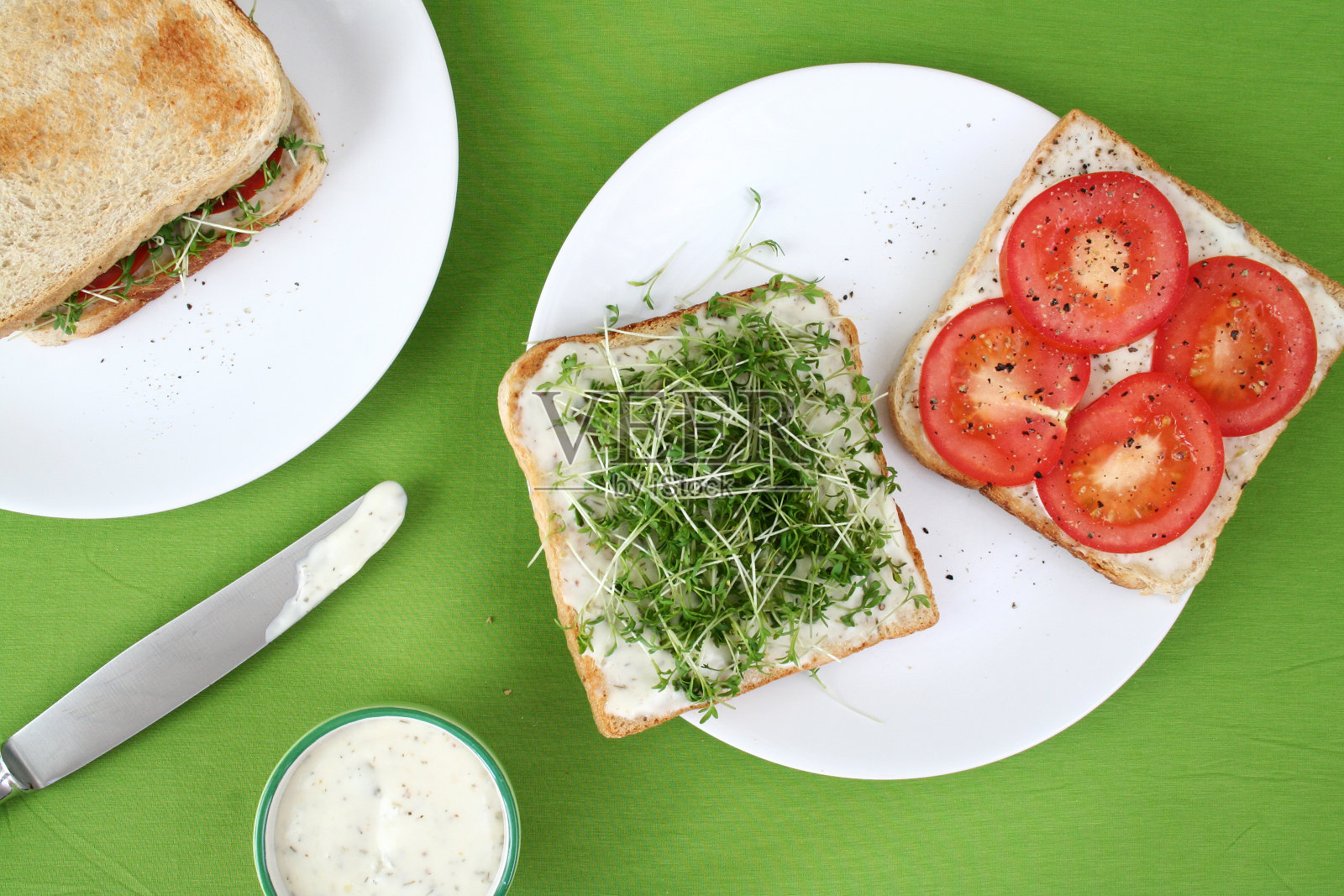 Cress-Tomato-Sandwich与蛋黄酱照片摄影图片