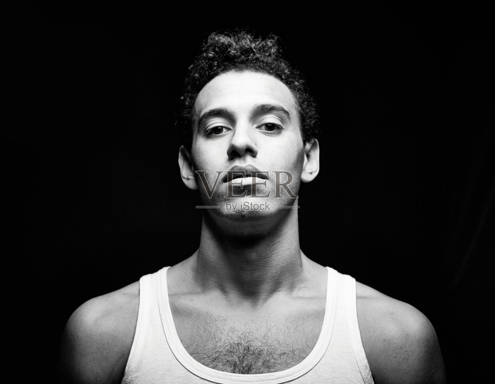 人的穿着背心照片摄影图片