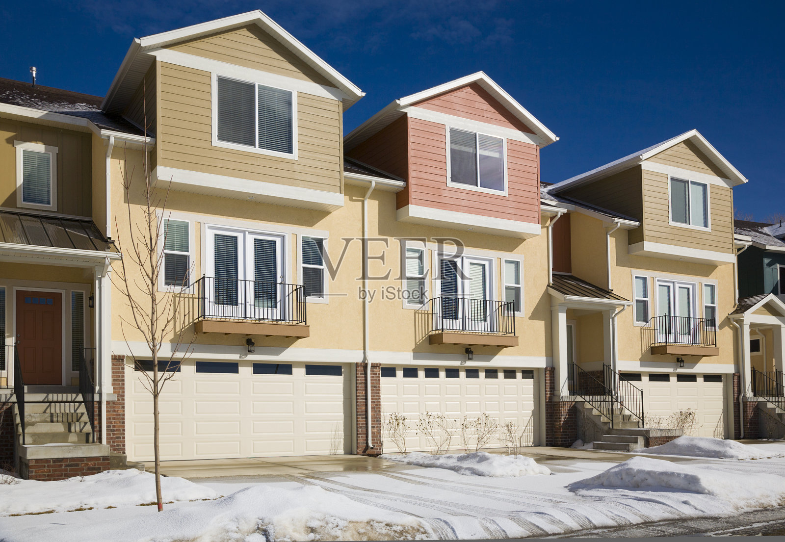 联排别墅和蓝天照片摄影图片