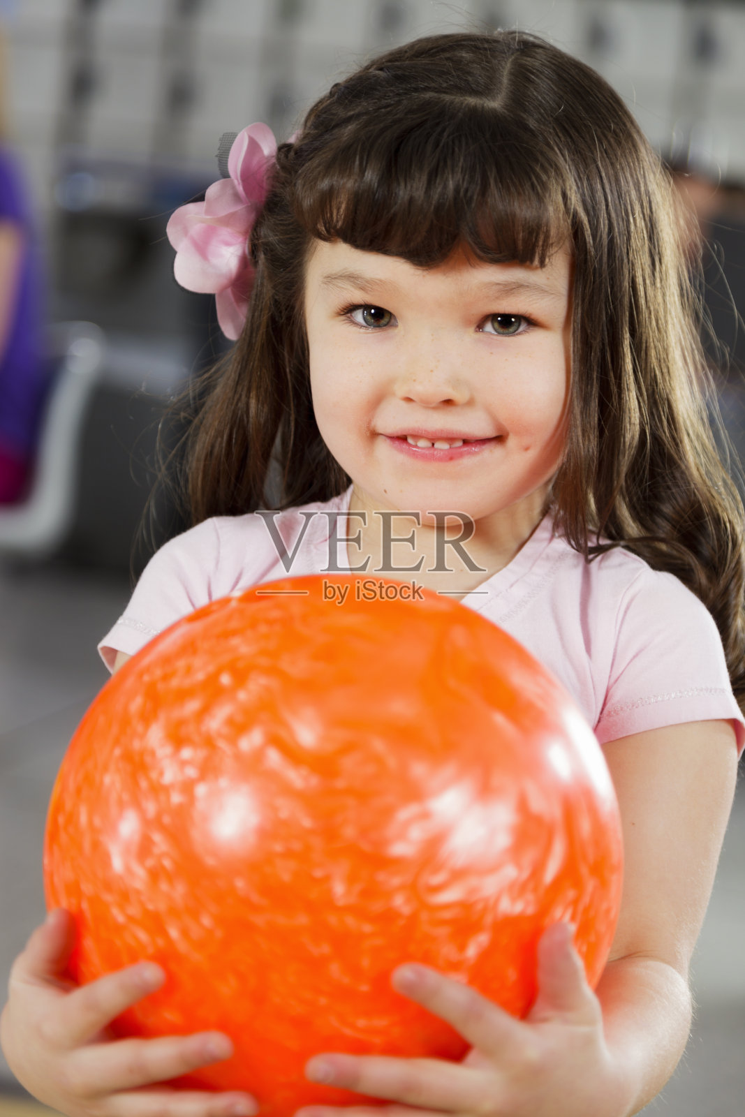 小女孩玩滚球的人照片摄影图片