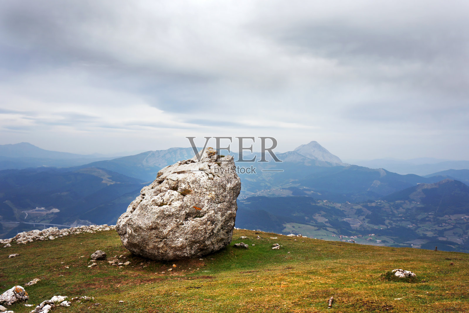 岩石滑坡中的巨石照片摄影图片