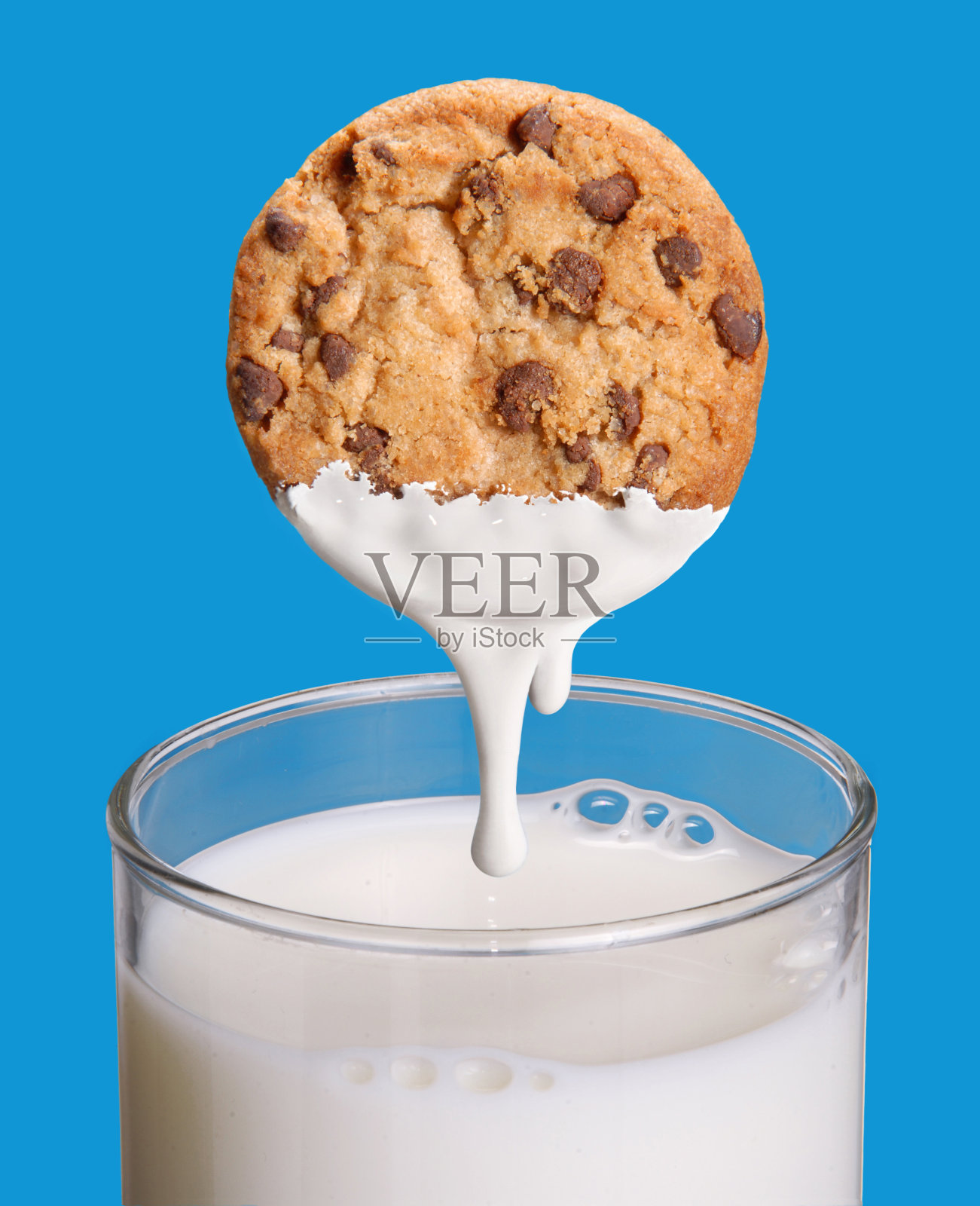 饼干牛奶。照片摄影图片