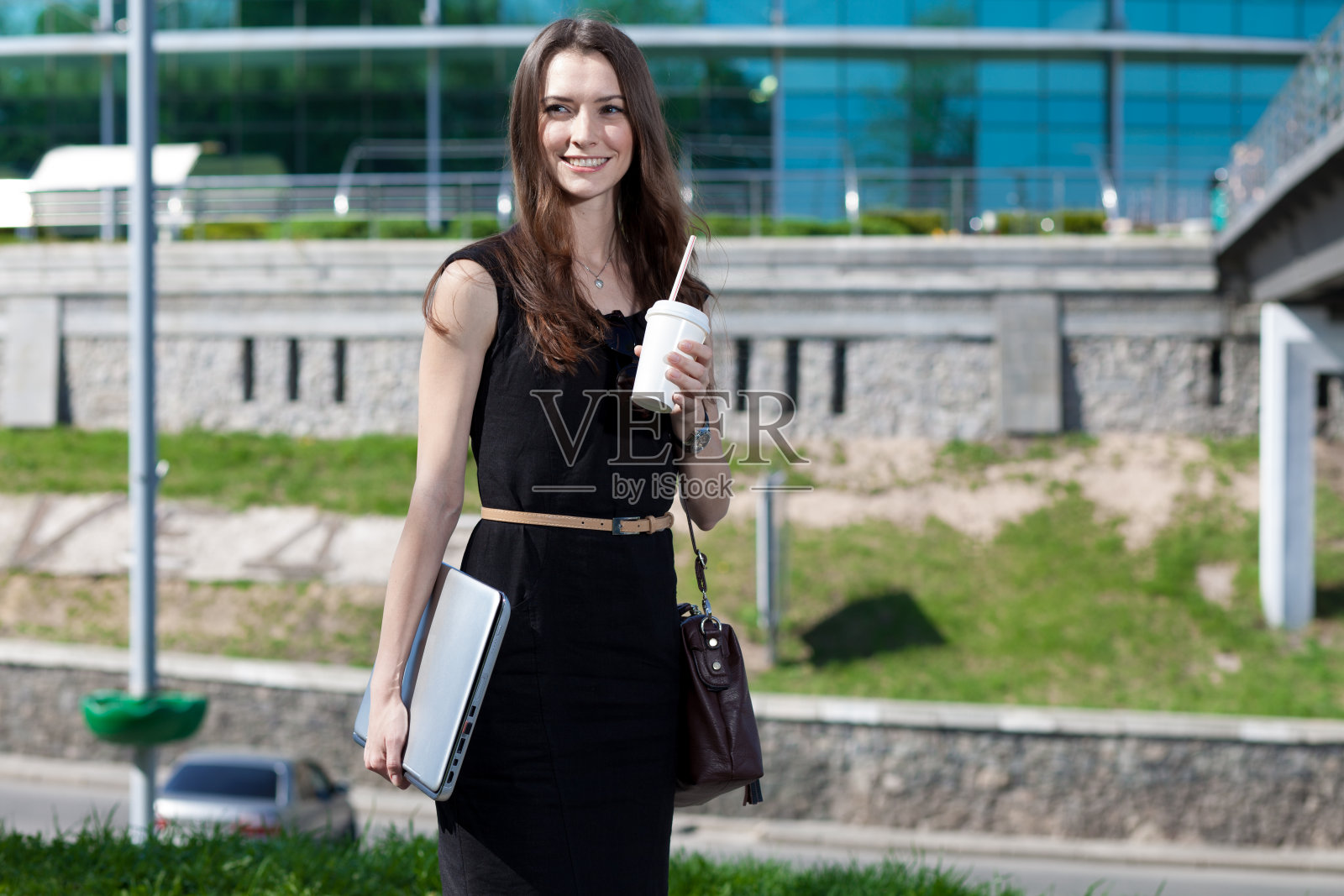 生意上的火爆——年轻漂亮的女商人照片摄影图片