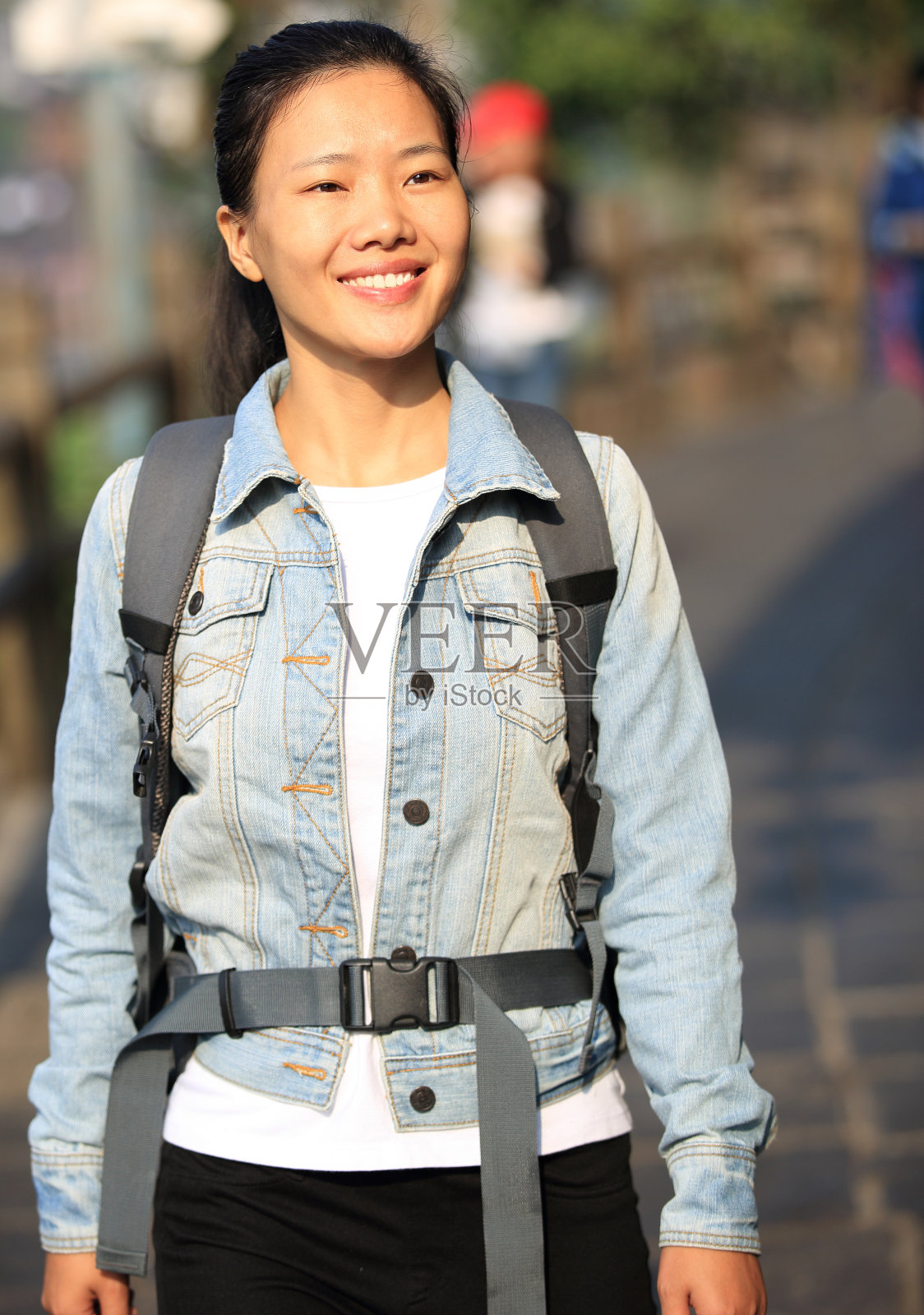 中国凤凰古城的女游客照片摄影图片