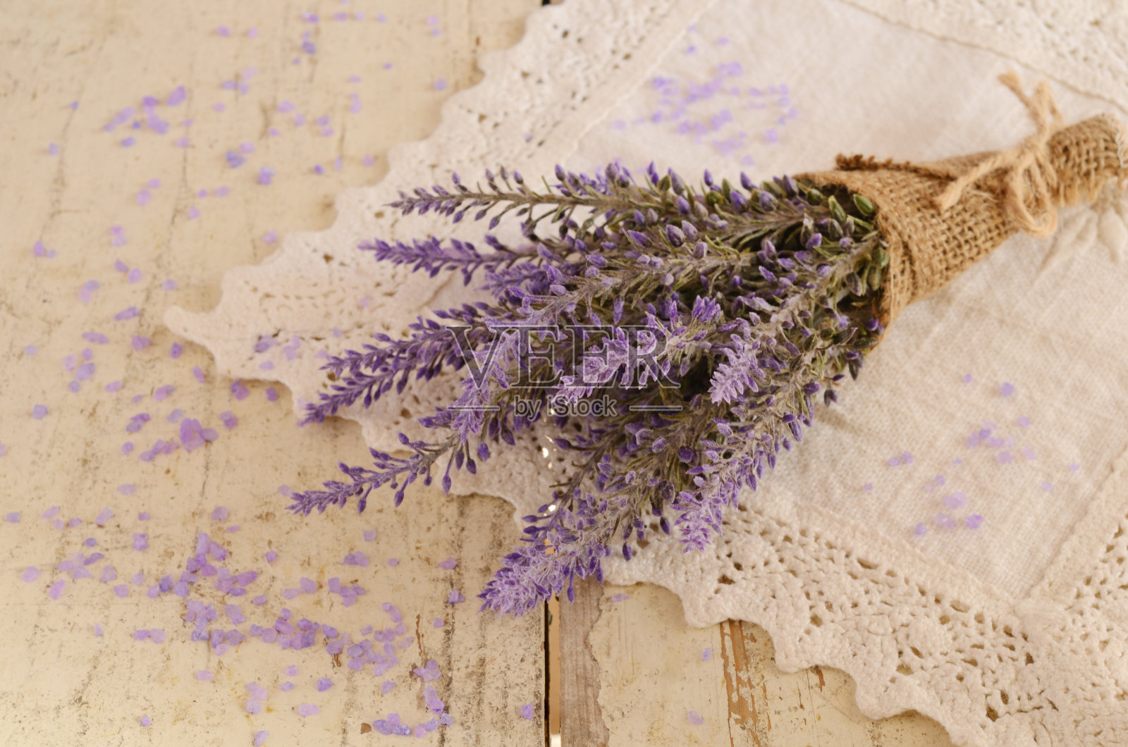 薰衣草束和浴盐照片摄影图片