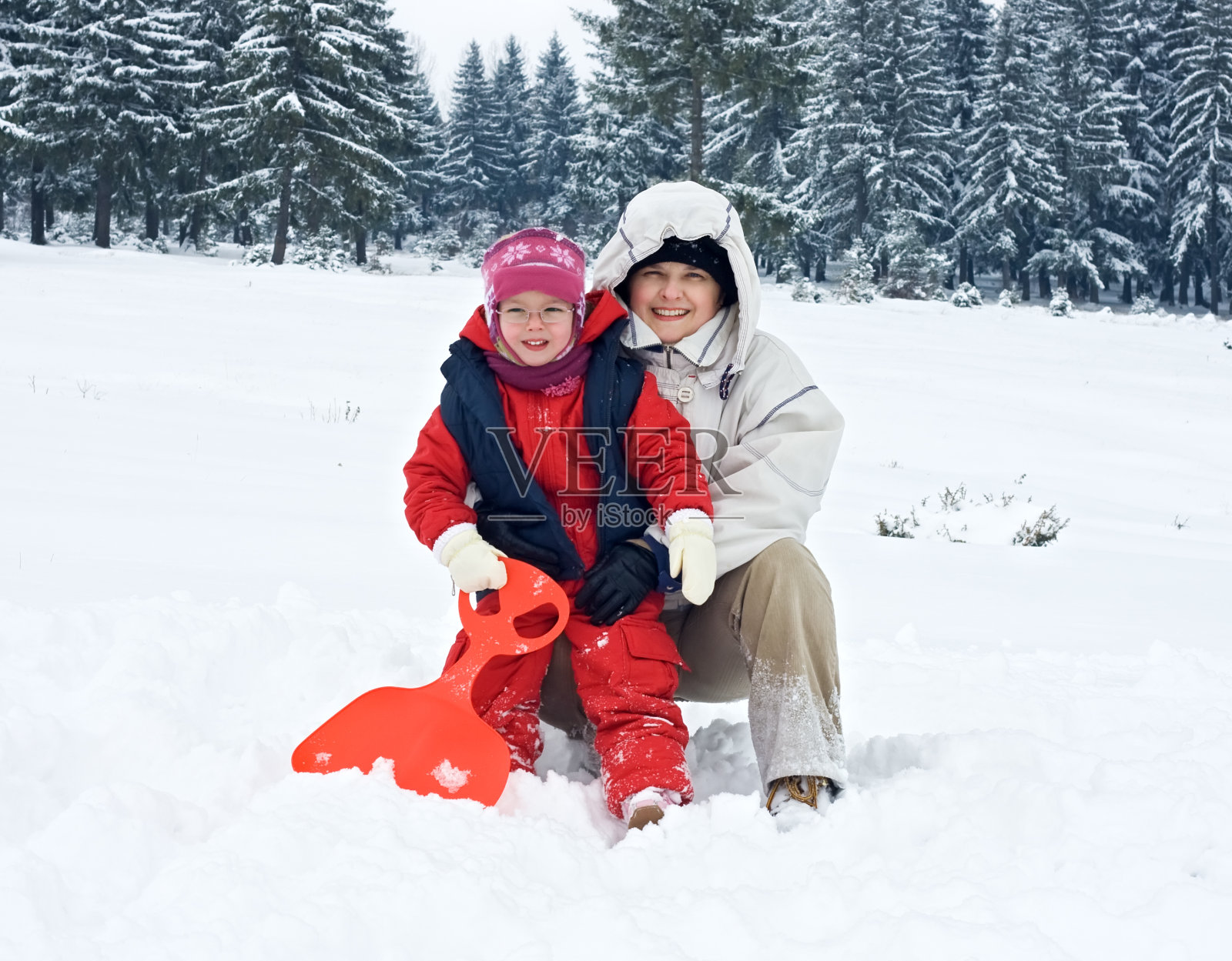 快乐的女人和她的女儿在冬天的时间照片摄影图片