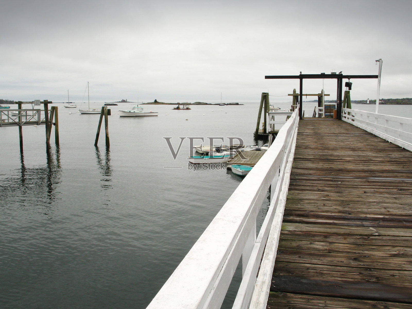 缅因州大西洋上的渔船和码头照片摄影图片