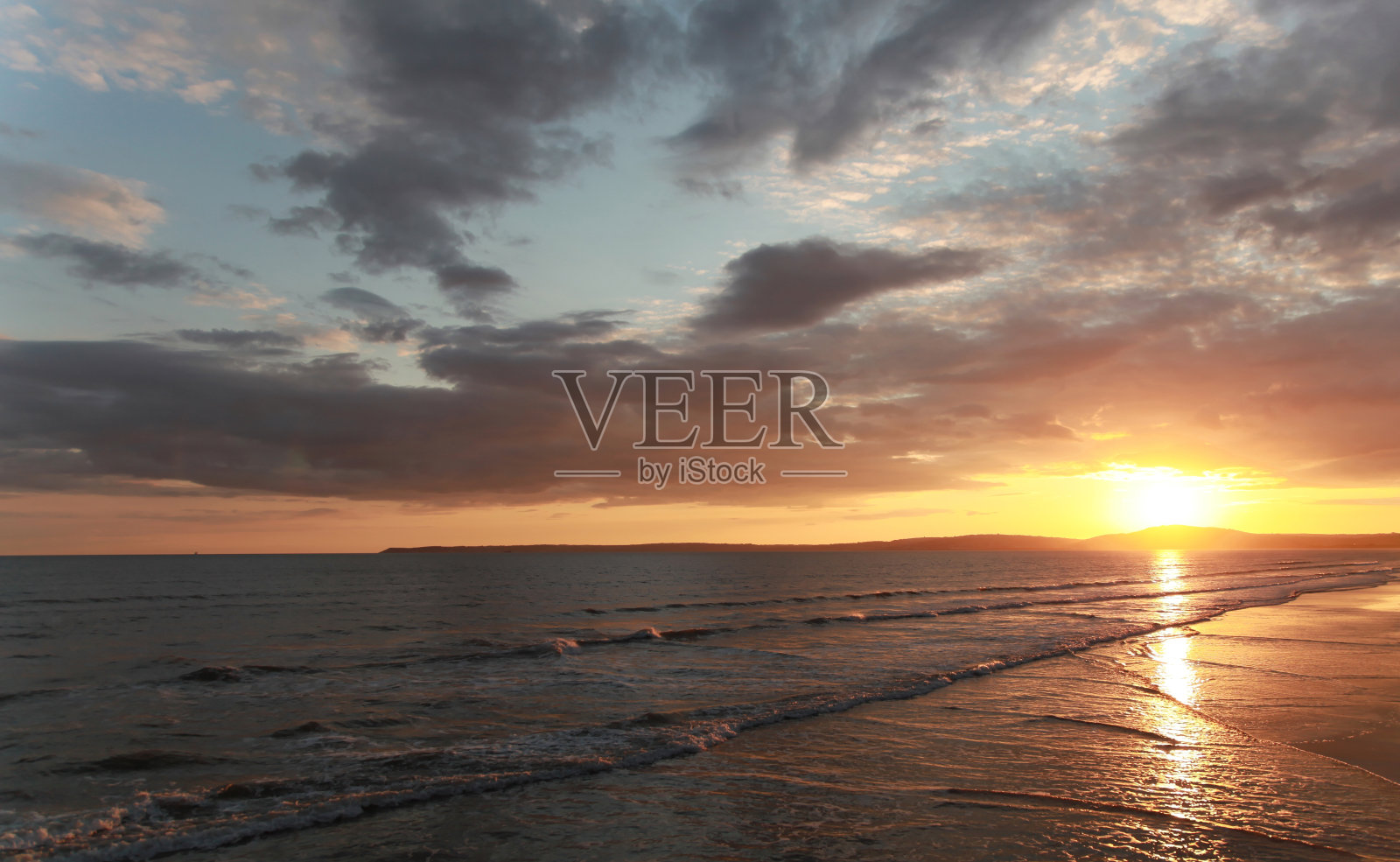 海滩上的日落照片摄影图片