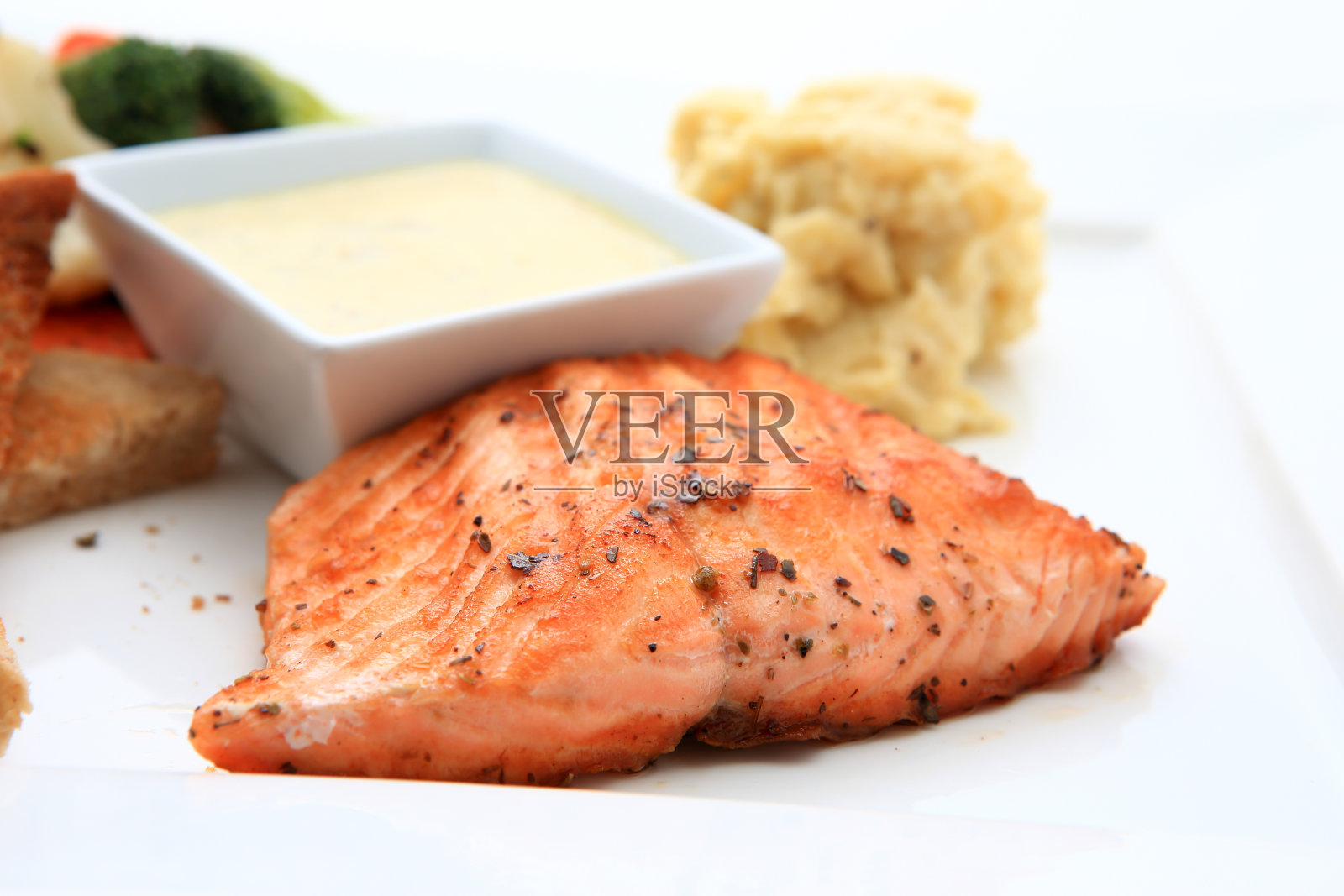 白菜鲑鱼排配蔬菜照片摄影图片