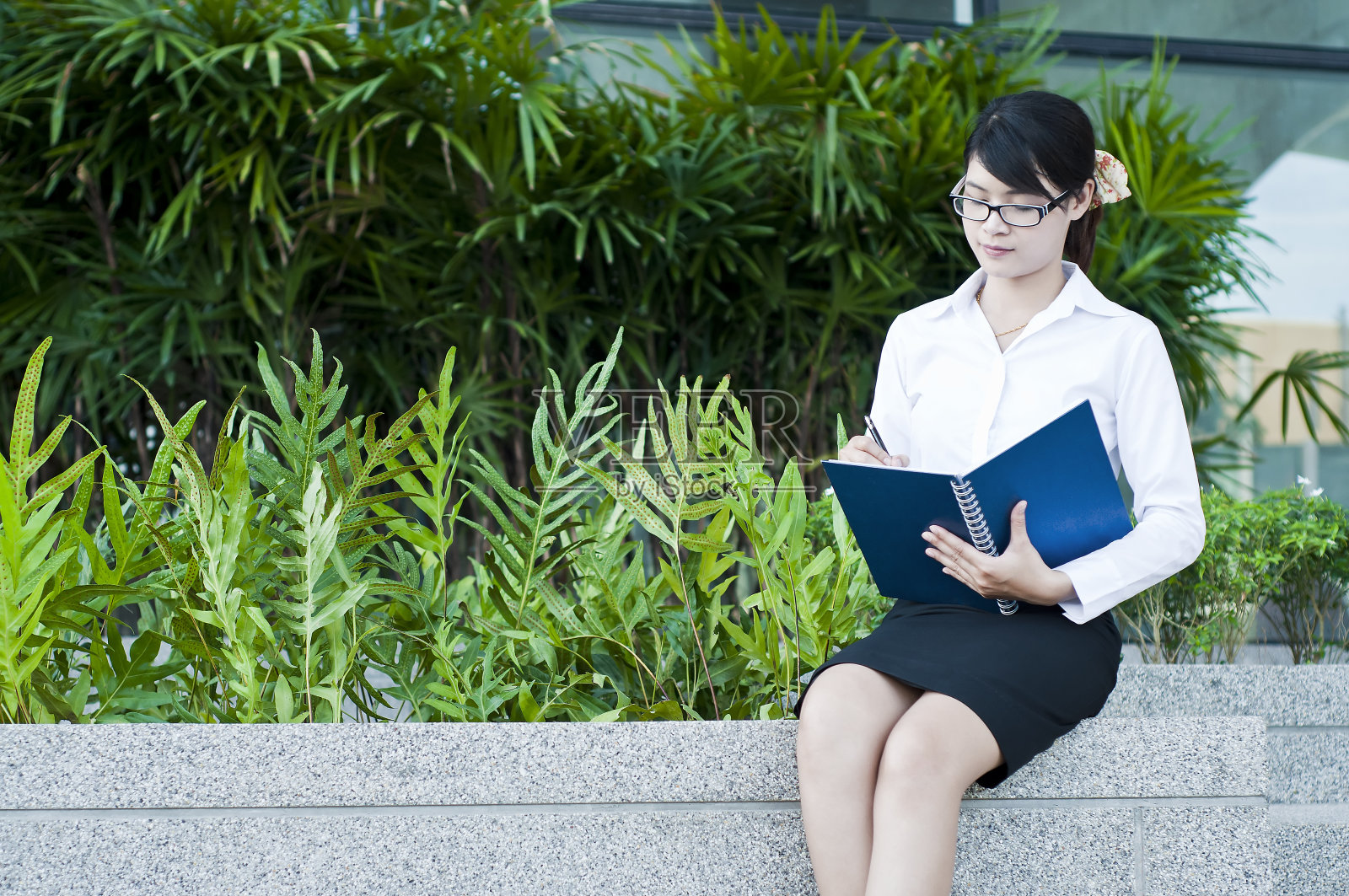 美丽的亚洲商务女性在办公室前。照片摄影图片