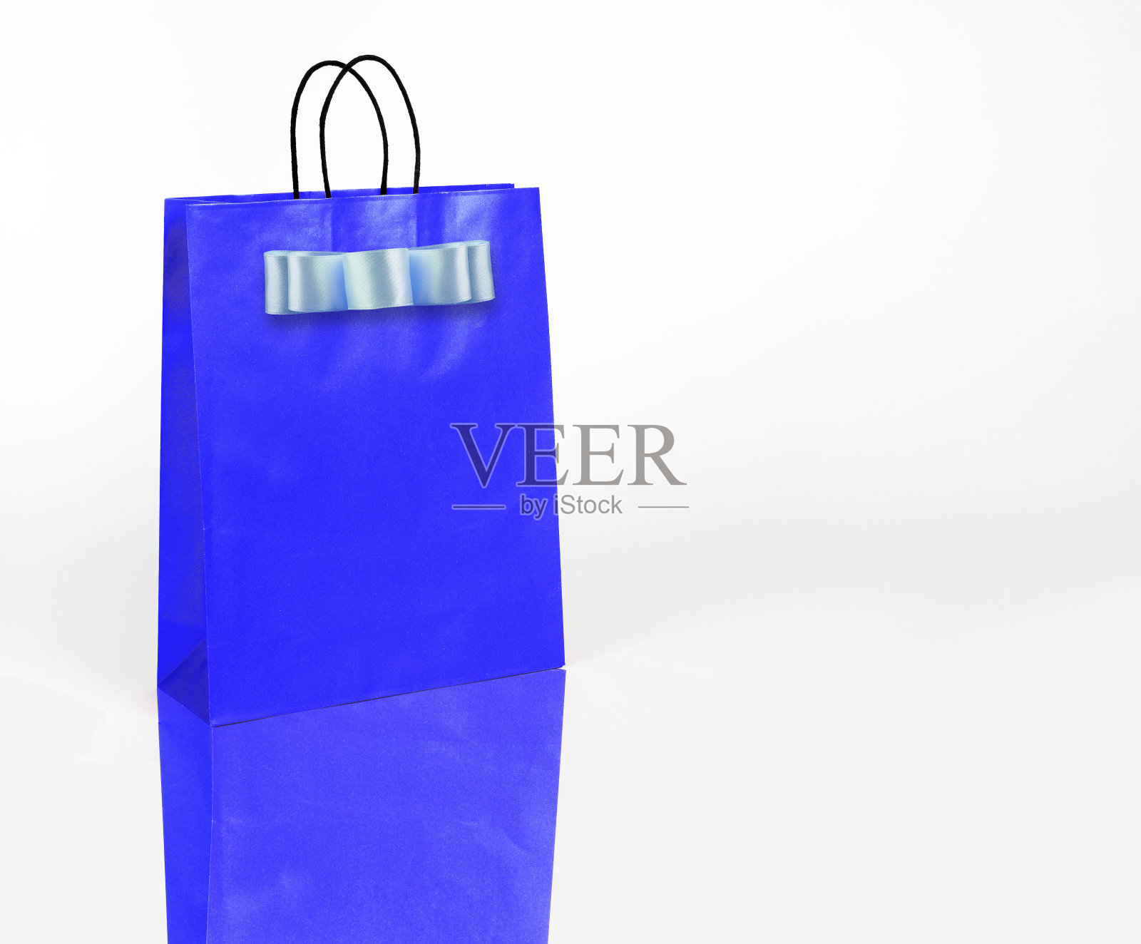 蓝色购物袋与您的文字或标志的空间照片摄影图片