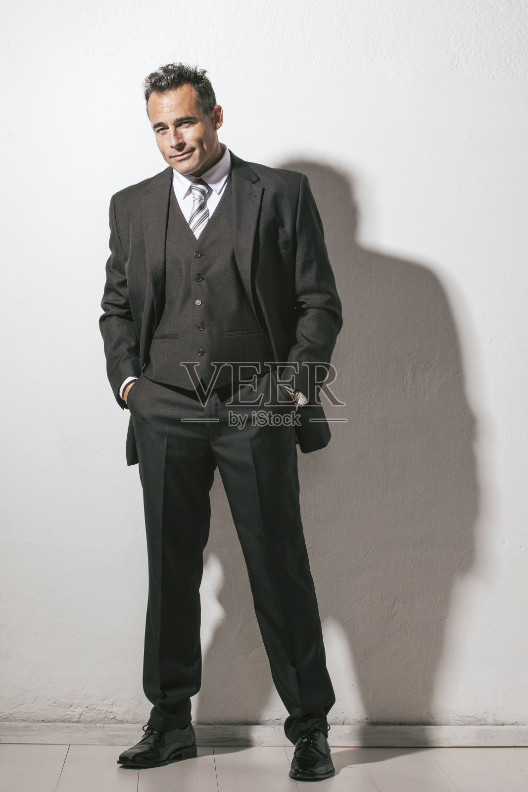 优雅的男人的肖像。照片摄影图片