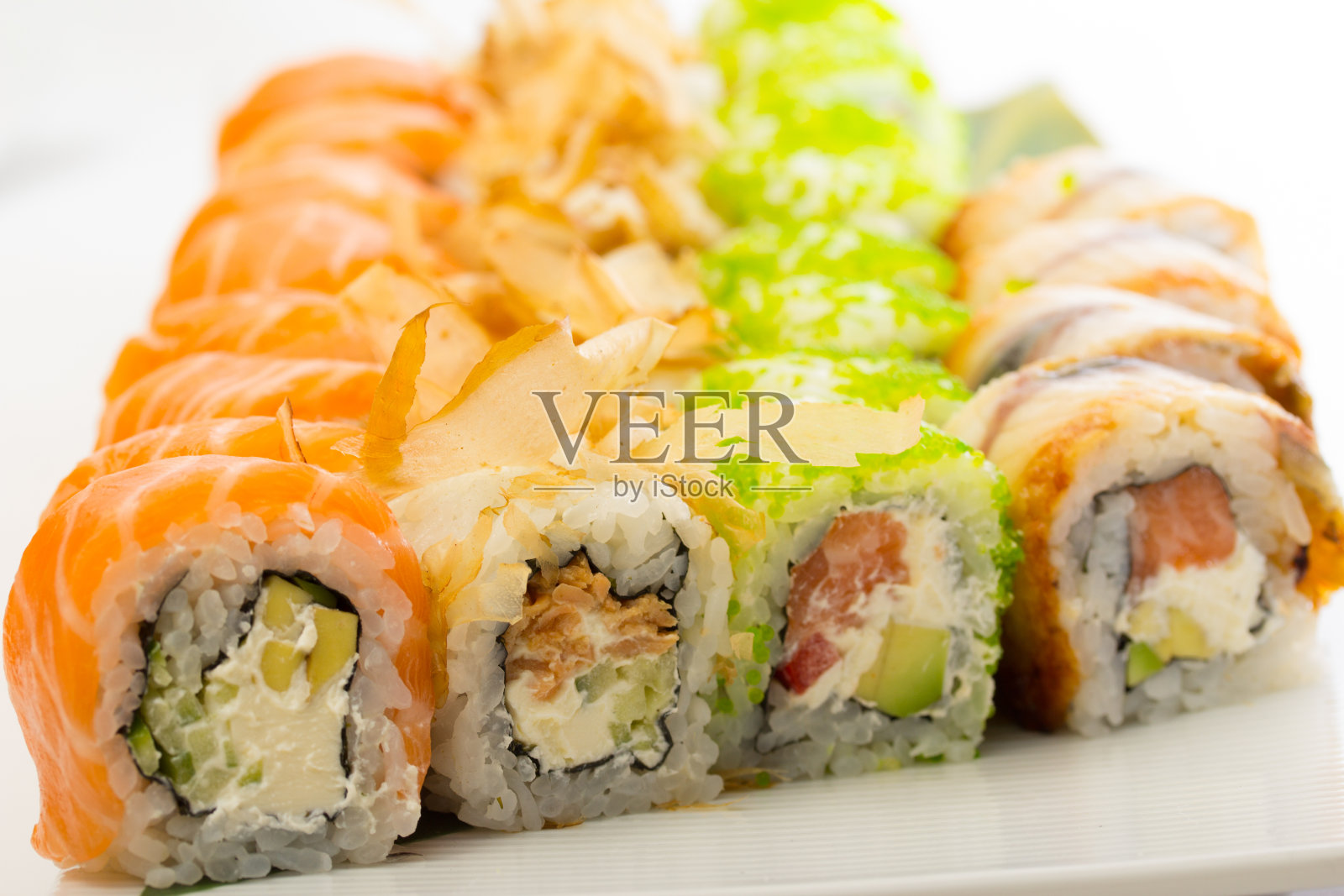 寿司卷放在白色盘子里照片摄影图片