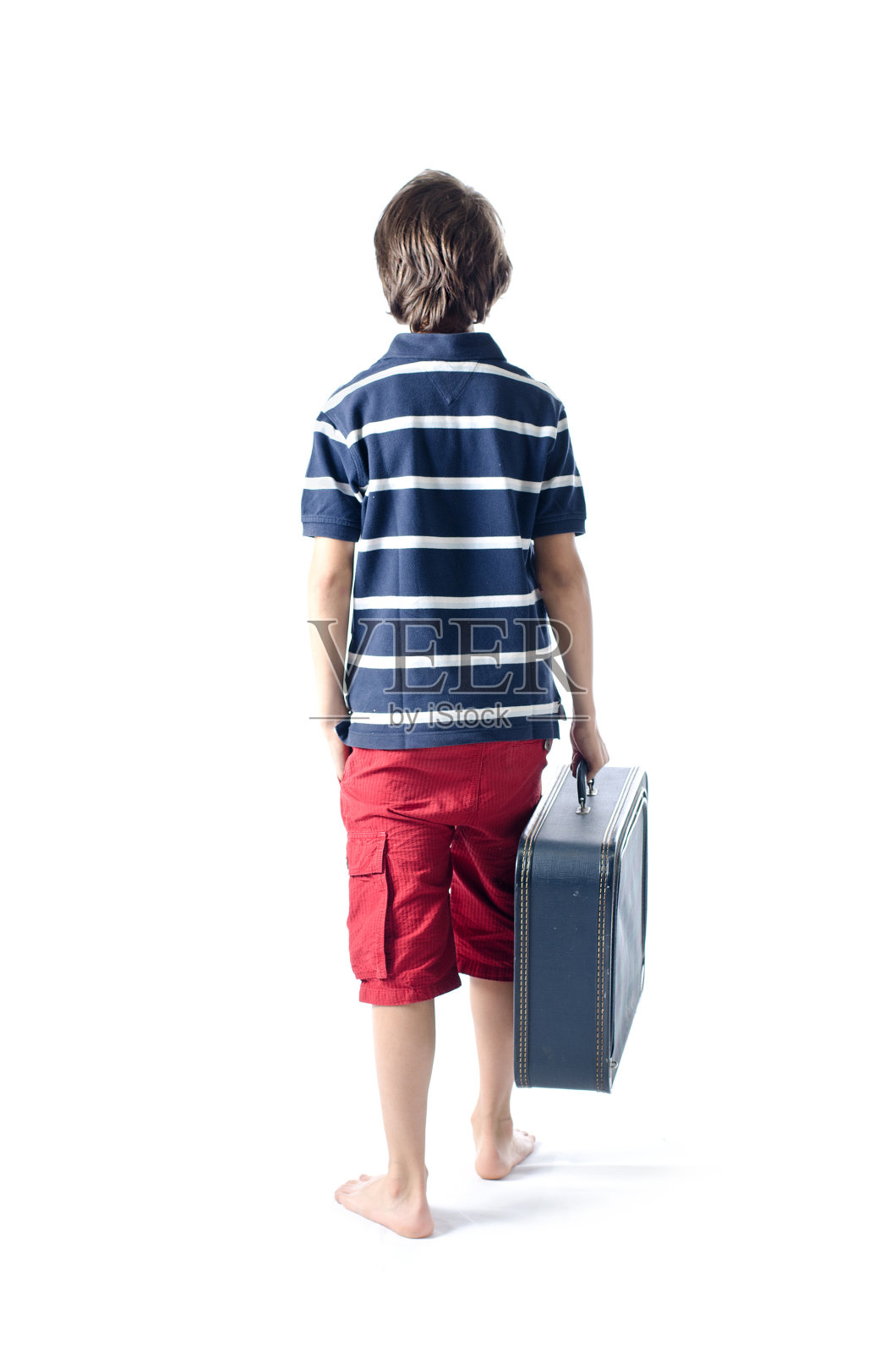 一个孤独的孩子带着箱子走了照片摄影图片
