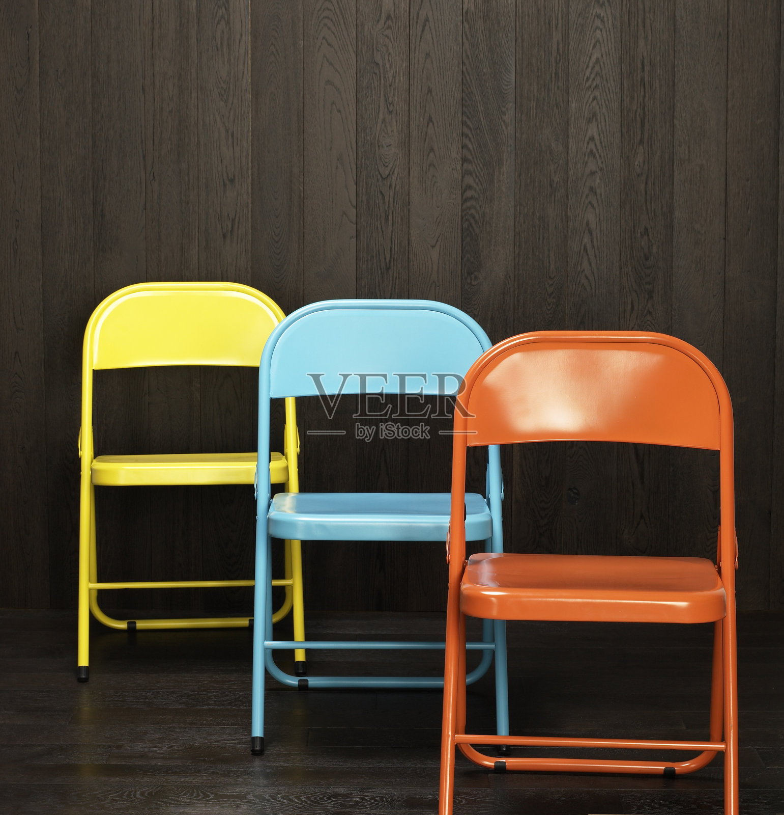 三把彩色折叠椅照片摄影图片