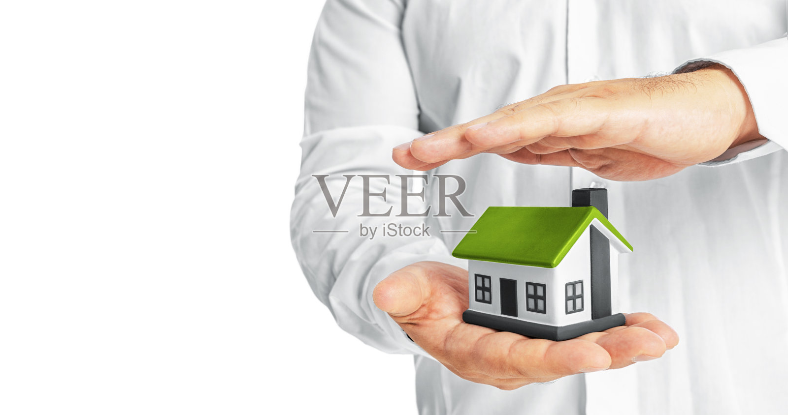 手牵着手保护一个模型房子照片摄影图片