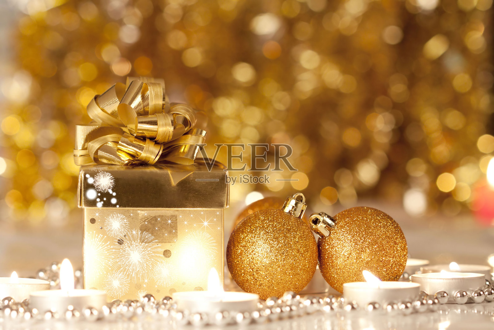 礼物盒，蜡烛和圣诞球照片摄影图片