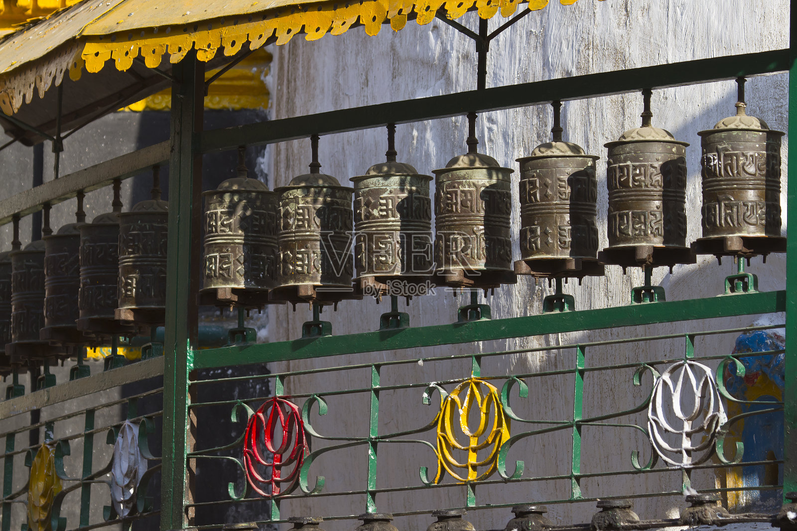 尼泊尔佛教寺庙中的转经轮照片摄影图片