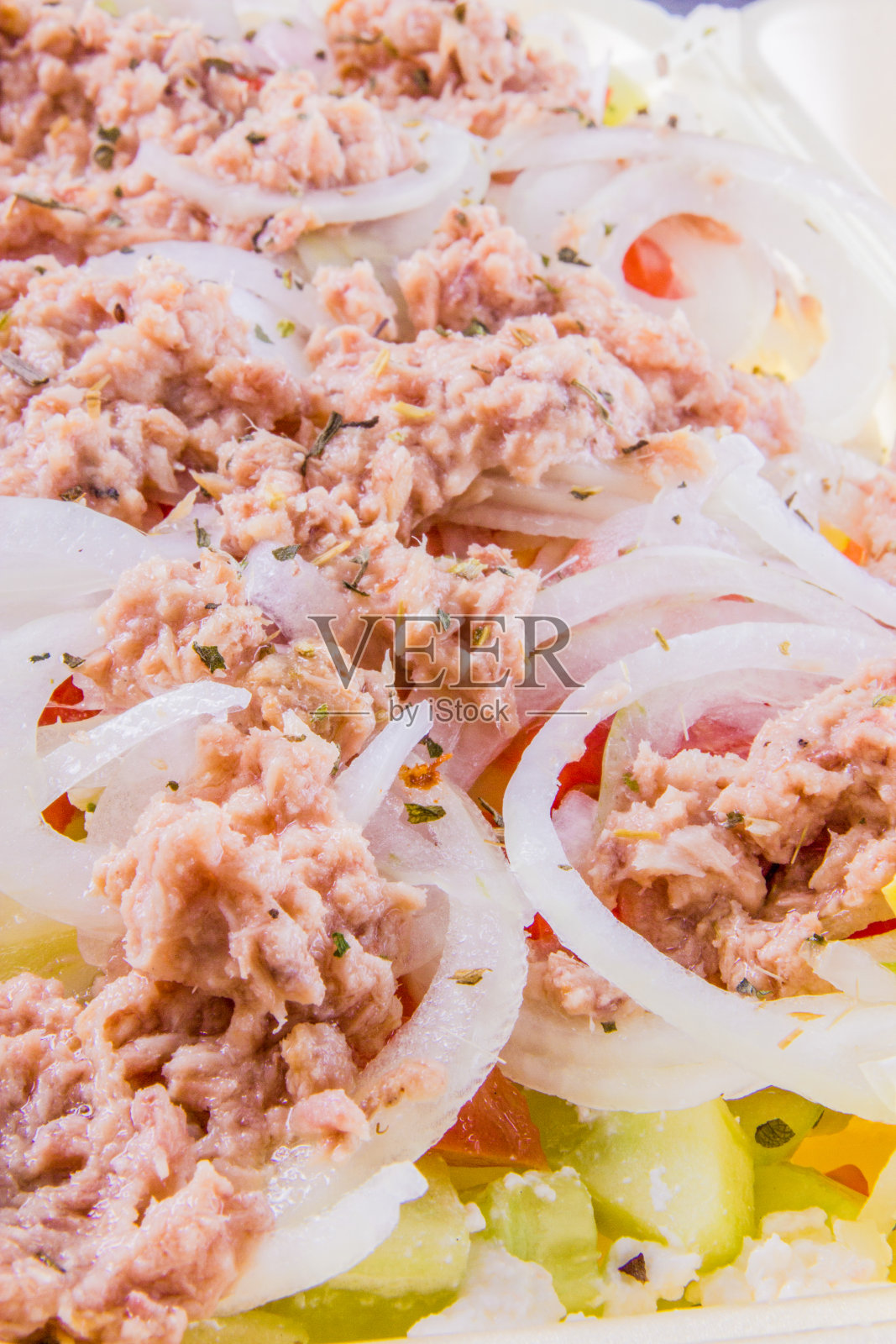 金枪鱼配洋葱黄瓜照片摄影图片