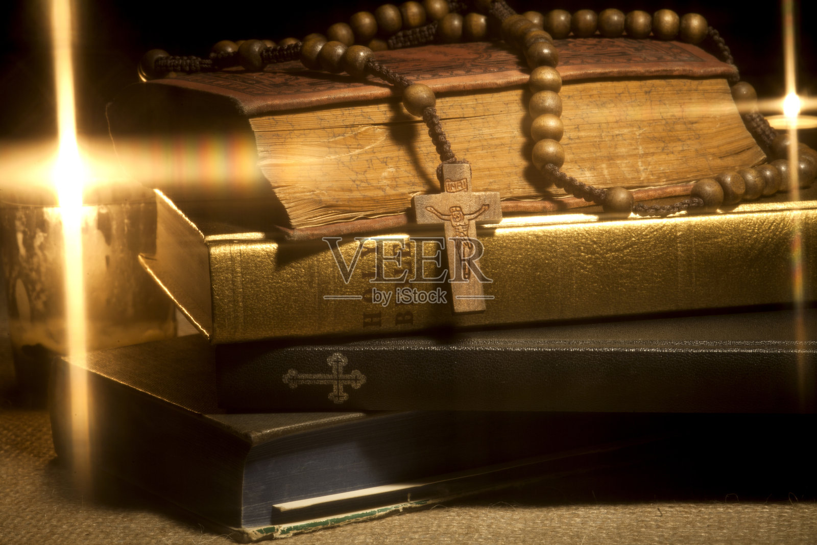 圣经和念珠照片摄影图片