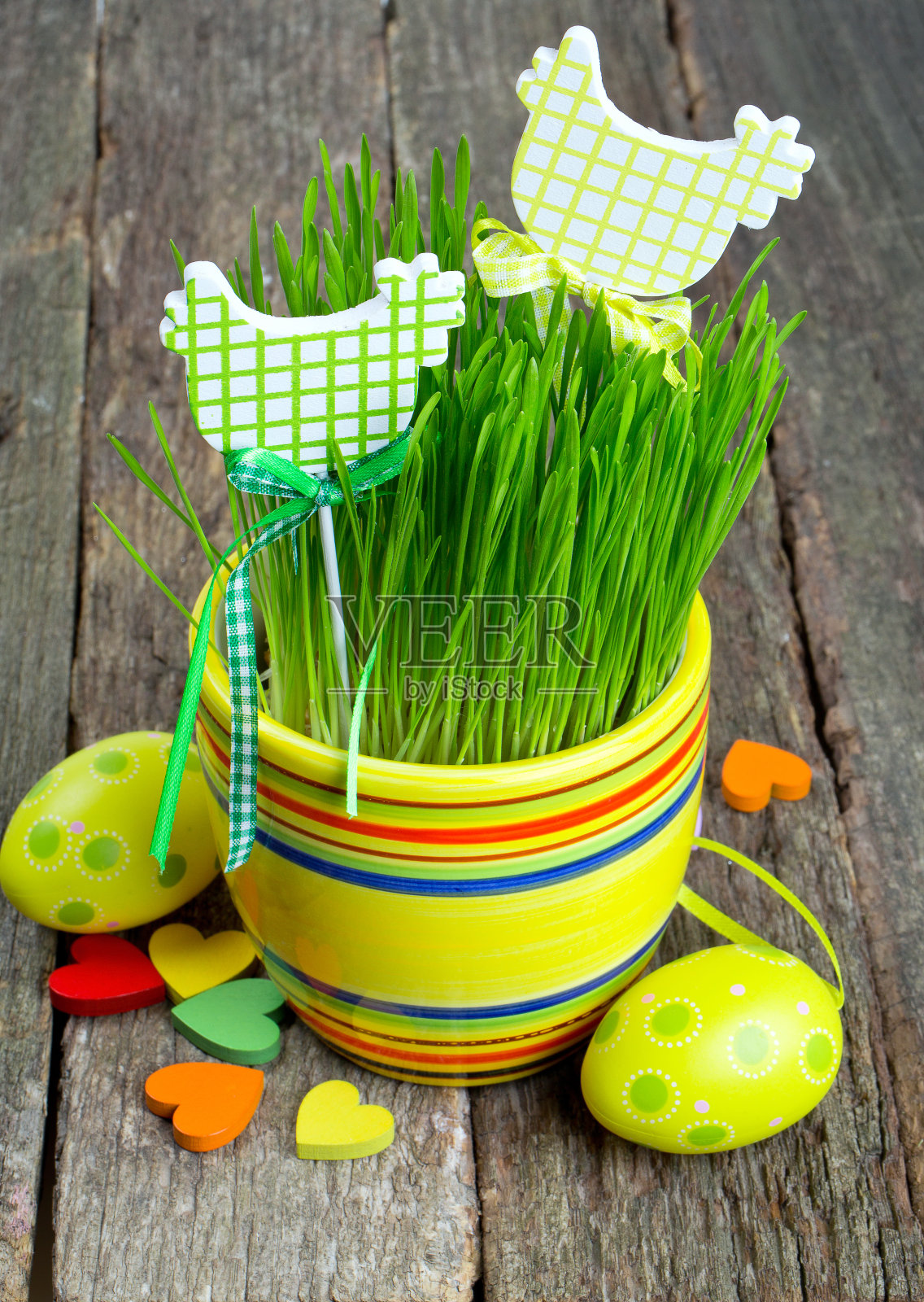 木制表面的复活节装饰照片摄影图片