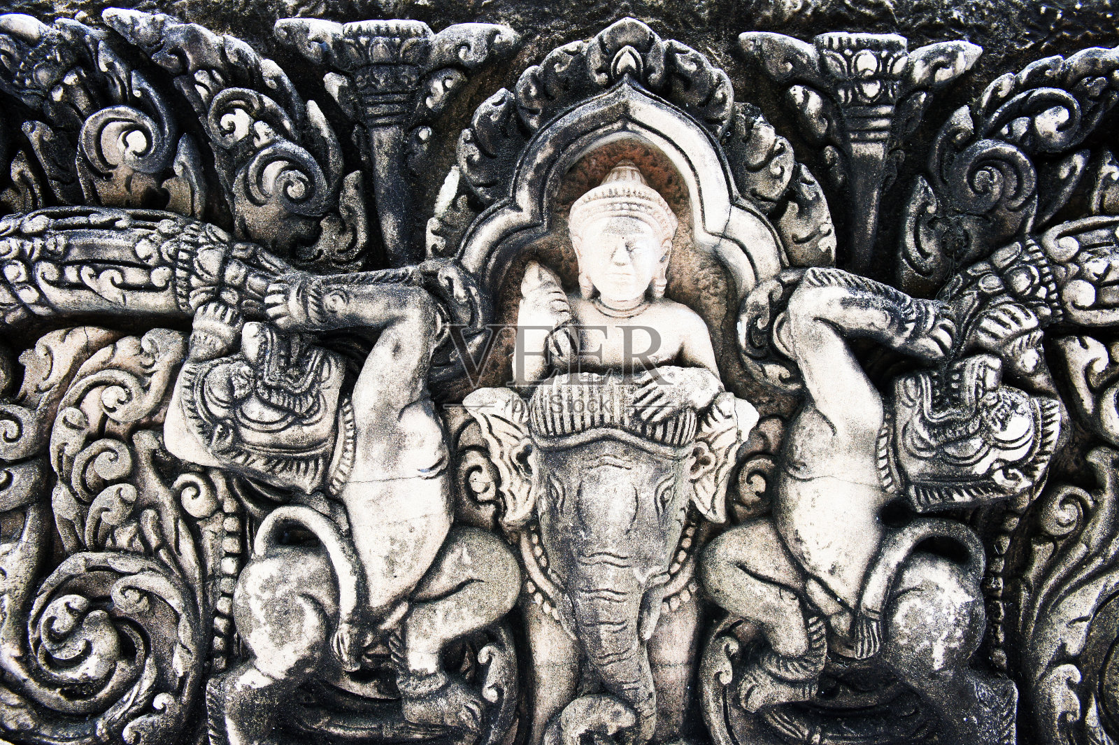 教堂前的雕像照片摄影图片