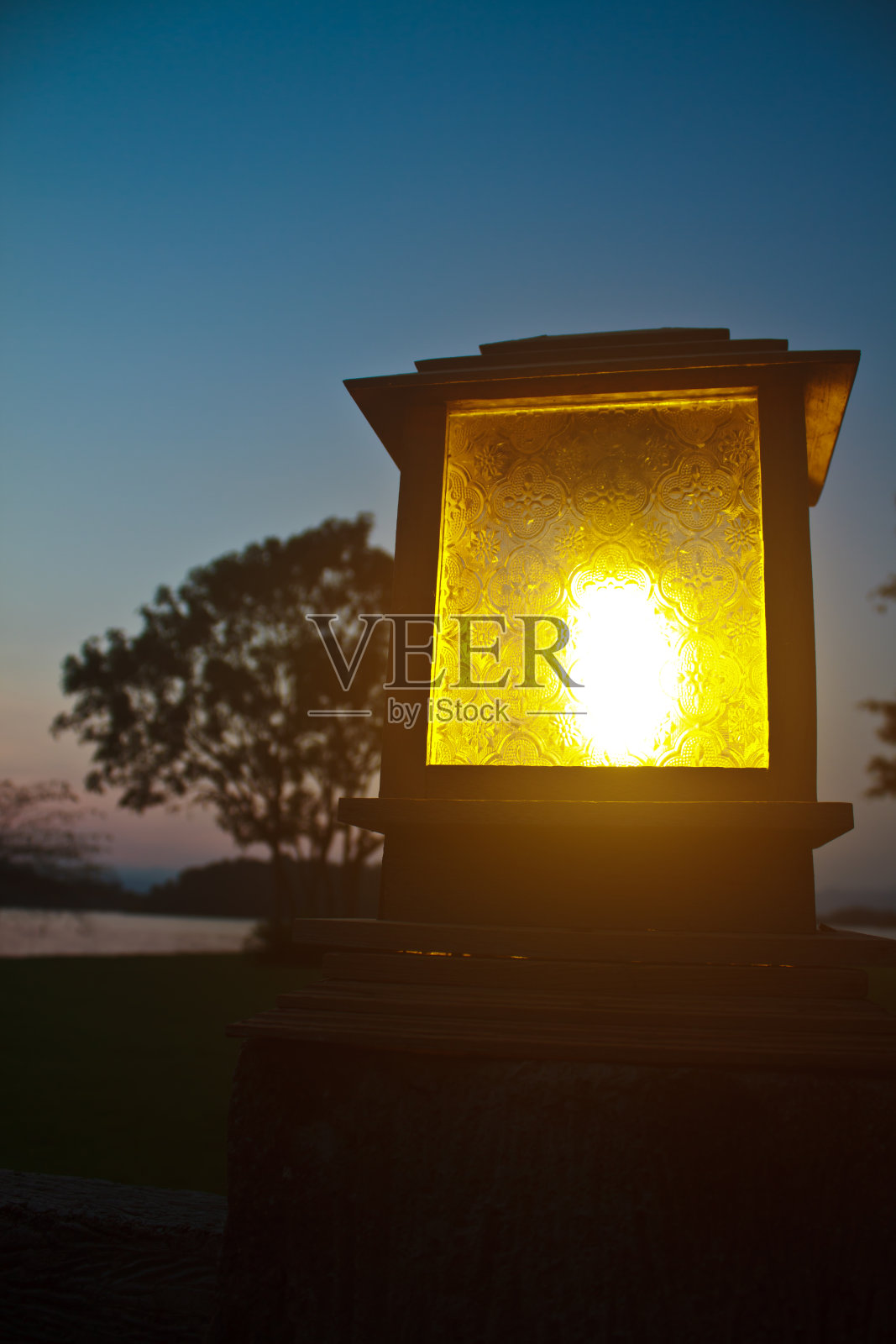 露营地的灯柱和日落照片摄影图片