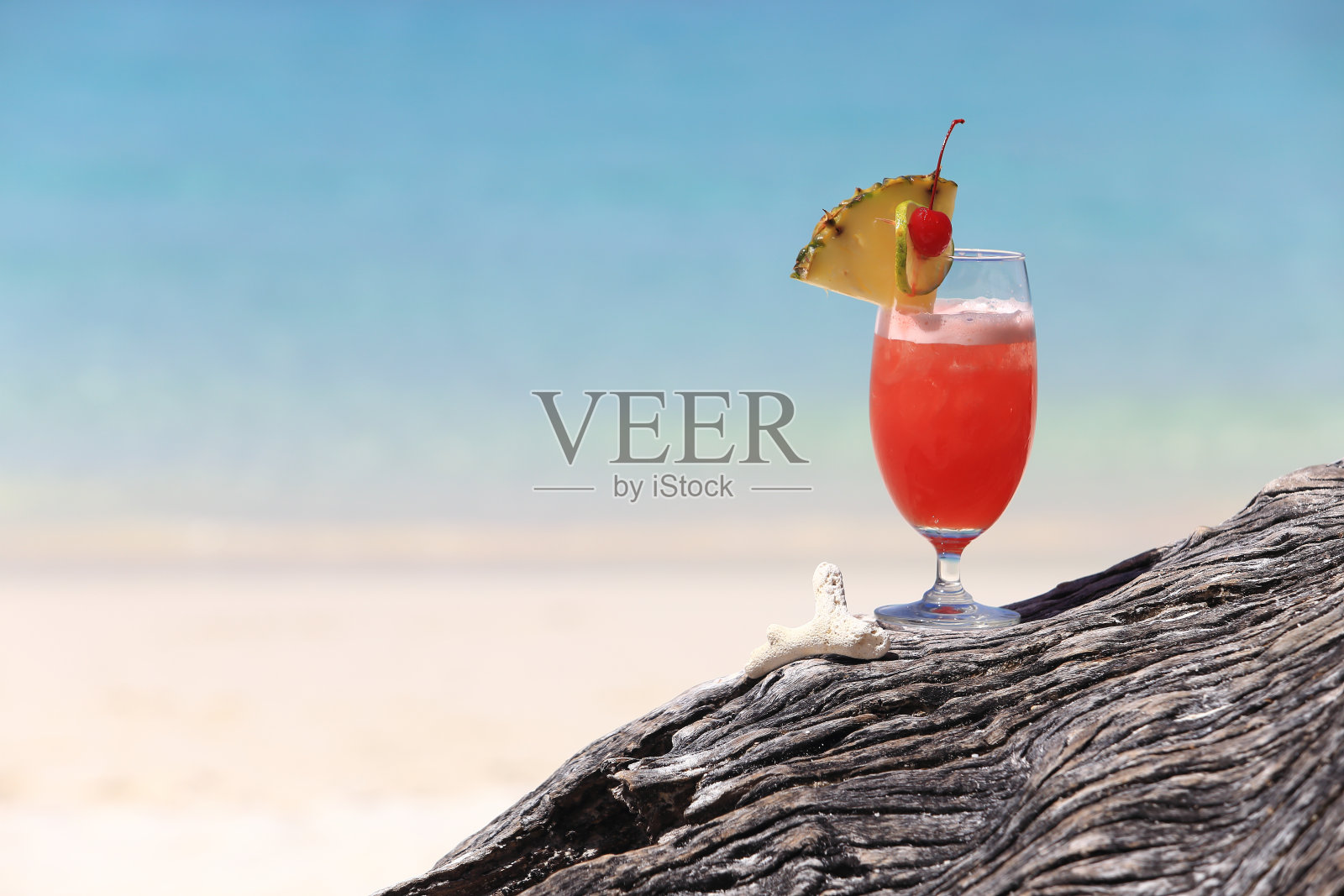 热带岛屿海滩上的水果鸡尾酒照片摄影图片